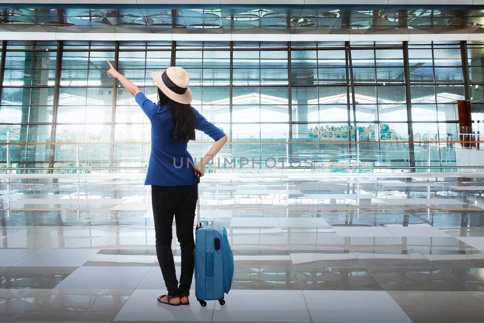 Portrait of asian woman travelling with suitcase in the airport terminal