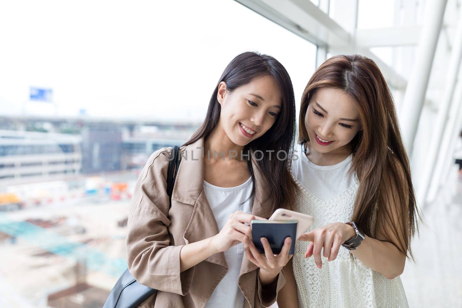 Friend go for a trip in Hong Kong airport