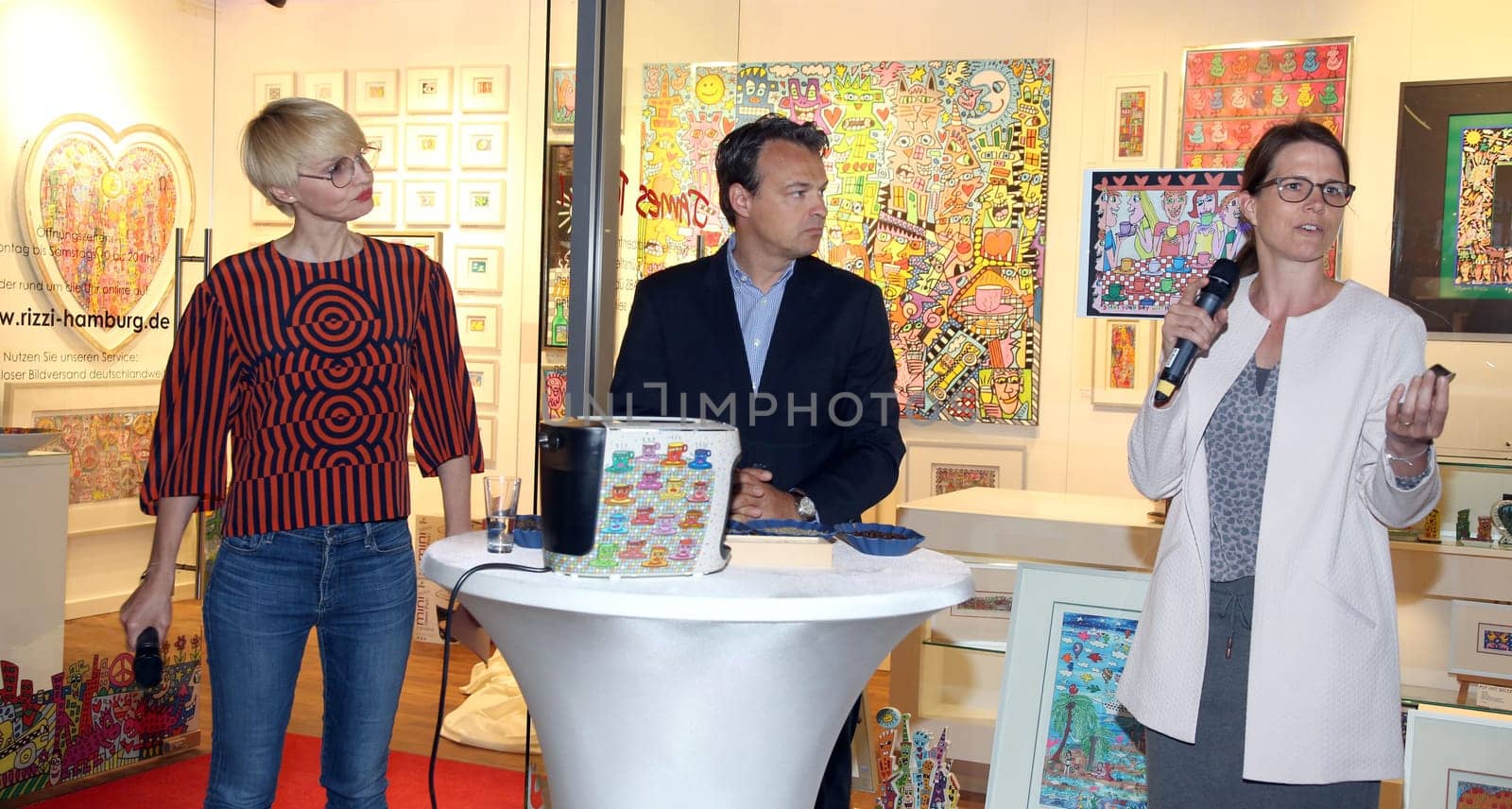 Susann Atwell und Kristina Koelling,  ( Tchibo) .  Launch-Event  JAMES RIZZI Cafissimo MINI - Limited Edition by Tchibo" in Hamburg."