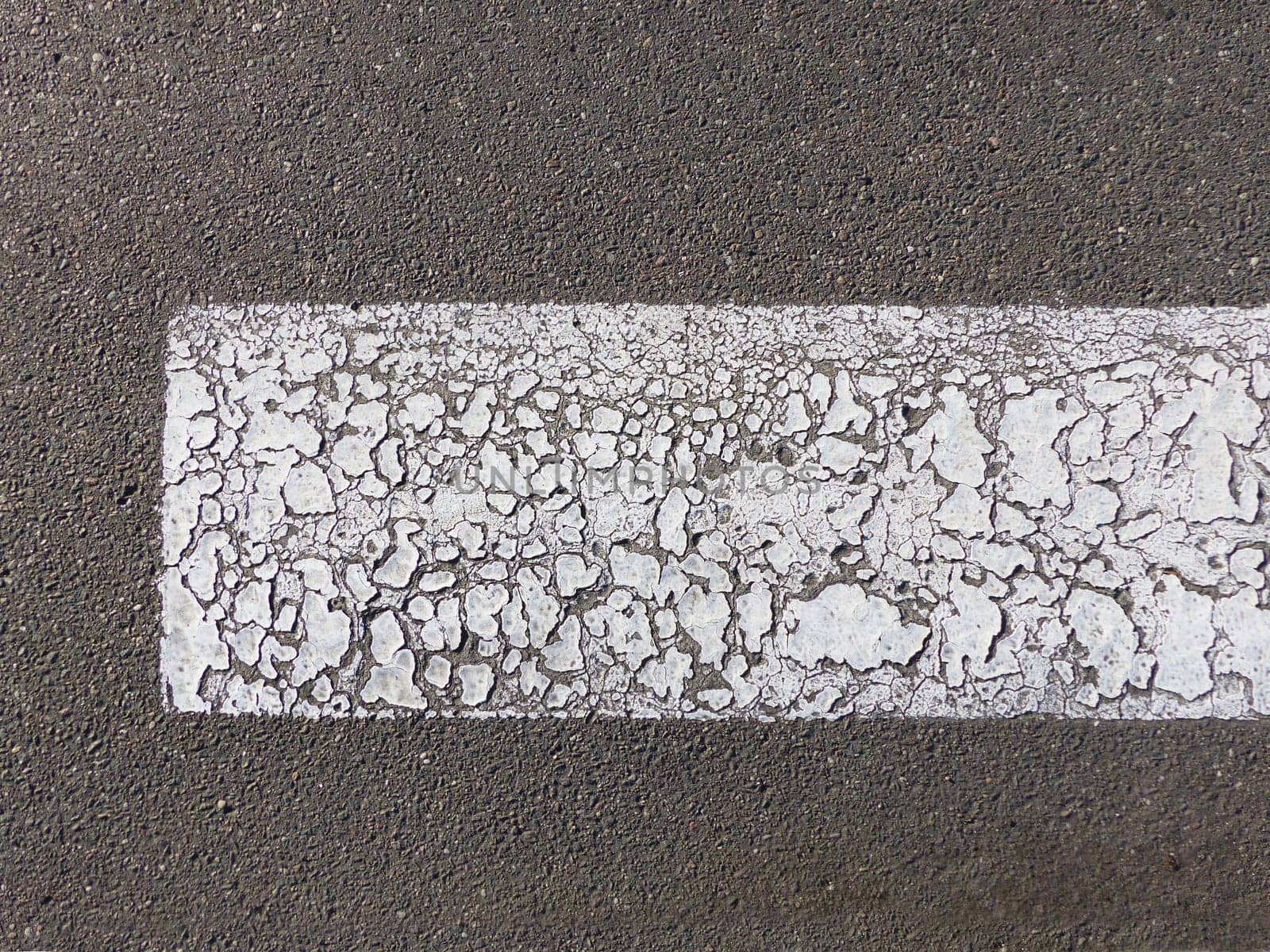 Road colour on the road surface