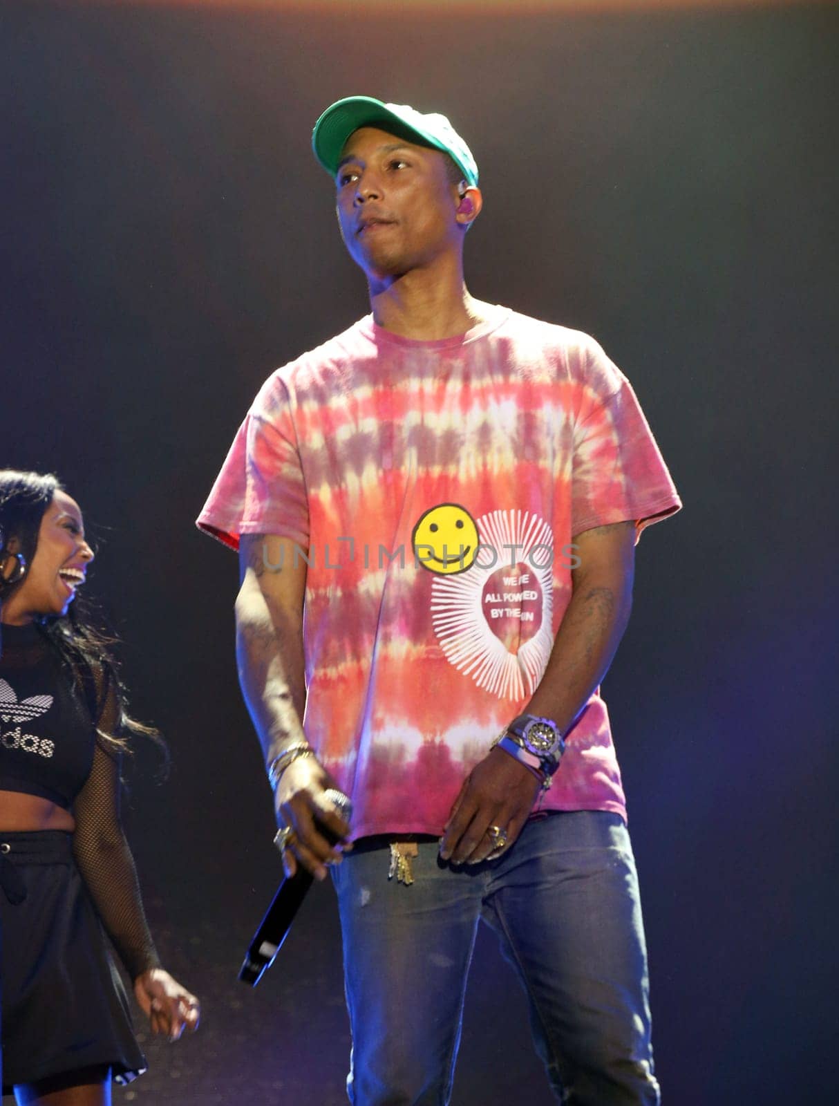 Pharrell Williams   beim    Global Citzen Festival 2017  in Hamburg -Barclacard Arena