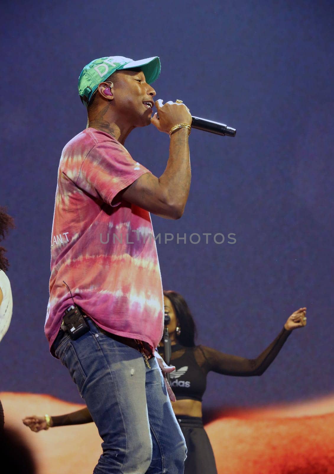 Pharrell Williams   beim    Global Citzen Festival 2017  in Hamburg -Barclacard Arena