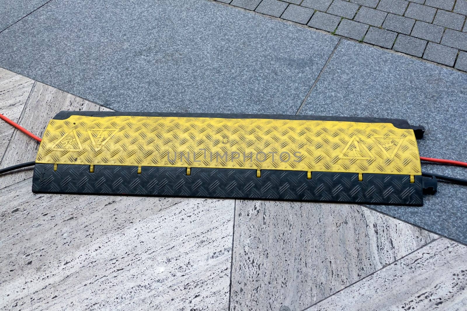 Cable bridge - trip protection with power cable on the ground