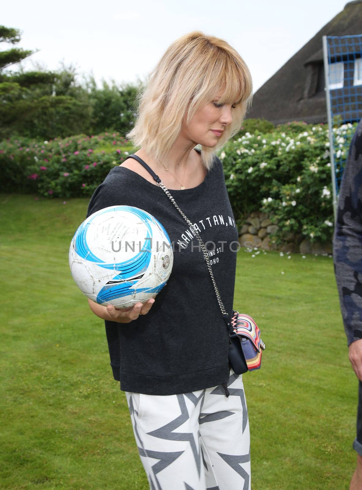 Monica Ivancan  beim Fussball spielen ,.Juvia Men Kollektionspraesentation by Different Fashion mit Charity Fussball  in Kampen auf Sylt