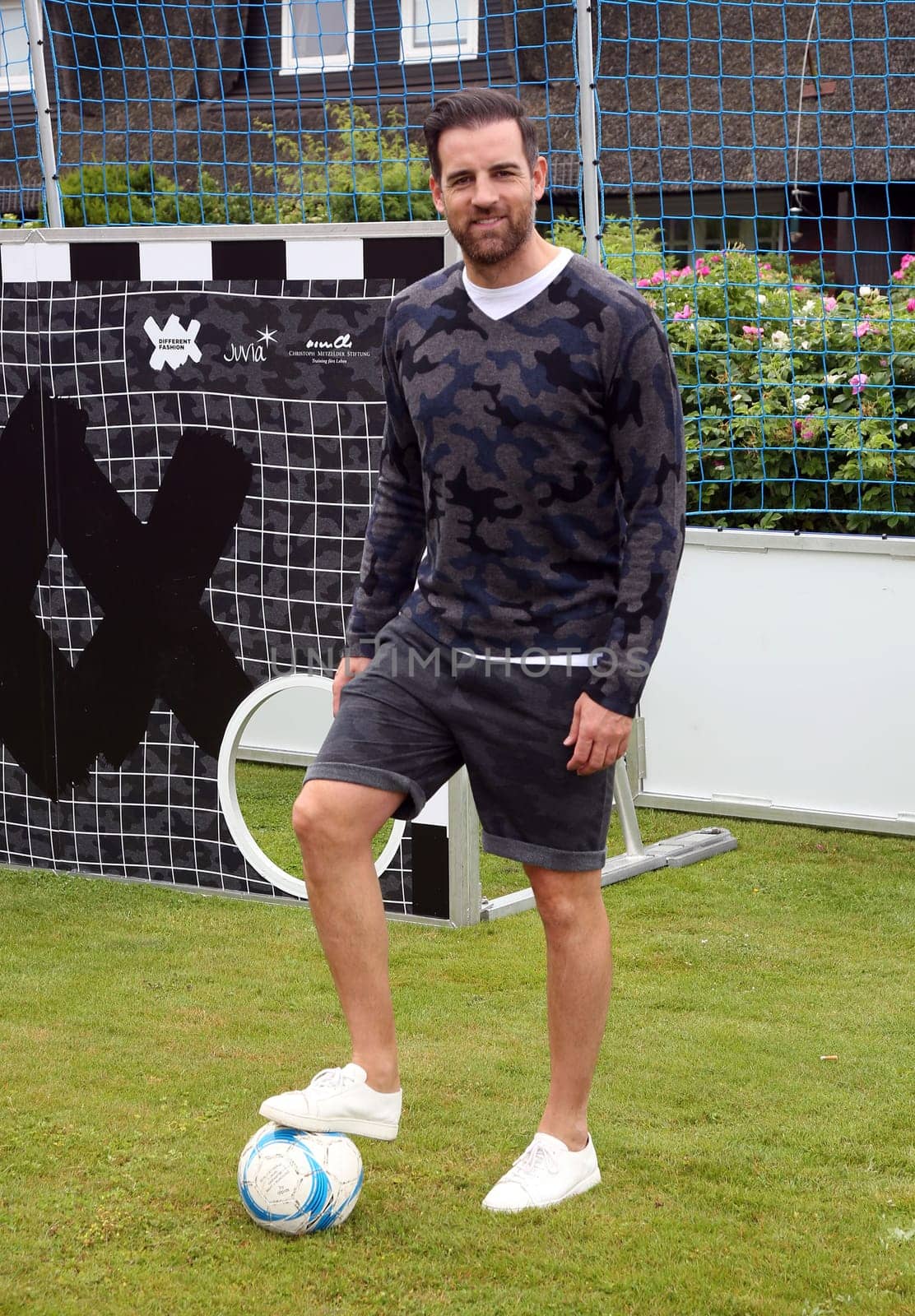 Christoph Metzelder beim Fussball spielen ,.Juvia Men Kollektionspraesentation by Different Fashion mit Charity Fussball  in Kampen auf Sylt