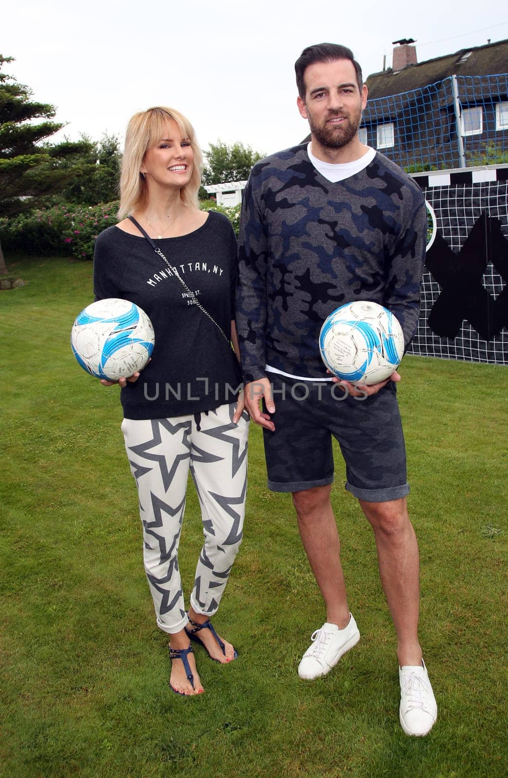 Monica Ivancan und   Christoph Metzelder beim Fussball spielen ,.Juvia Men Kollektionspraesentation by Different Fashion mit Charity Fussball  in Kampen auf Sylt