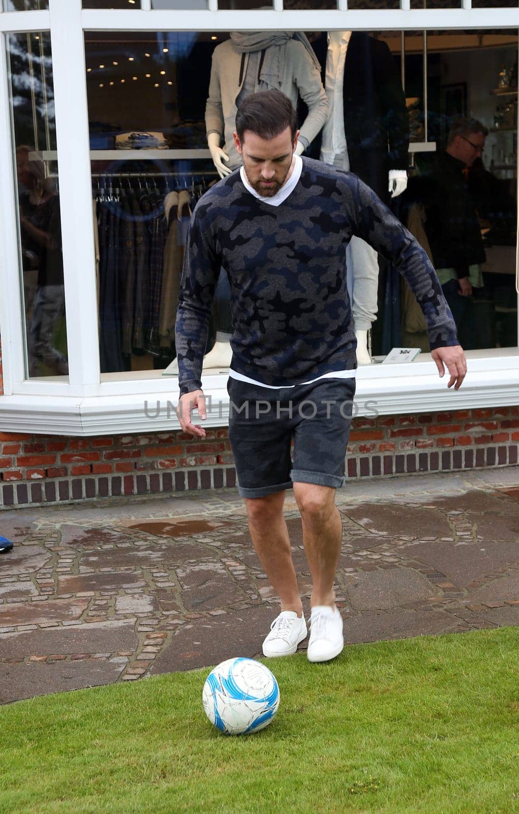 Christoph Metzelder beim Fussball spielen ,.Juvia Men Kollektionspraesentation by Different Fashion mit Charity Fussball  in Kampen auf Sylt