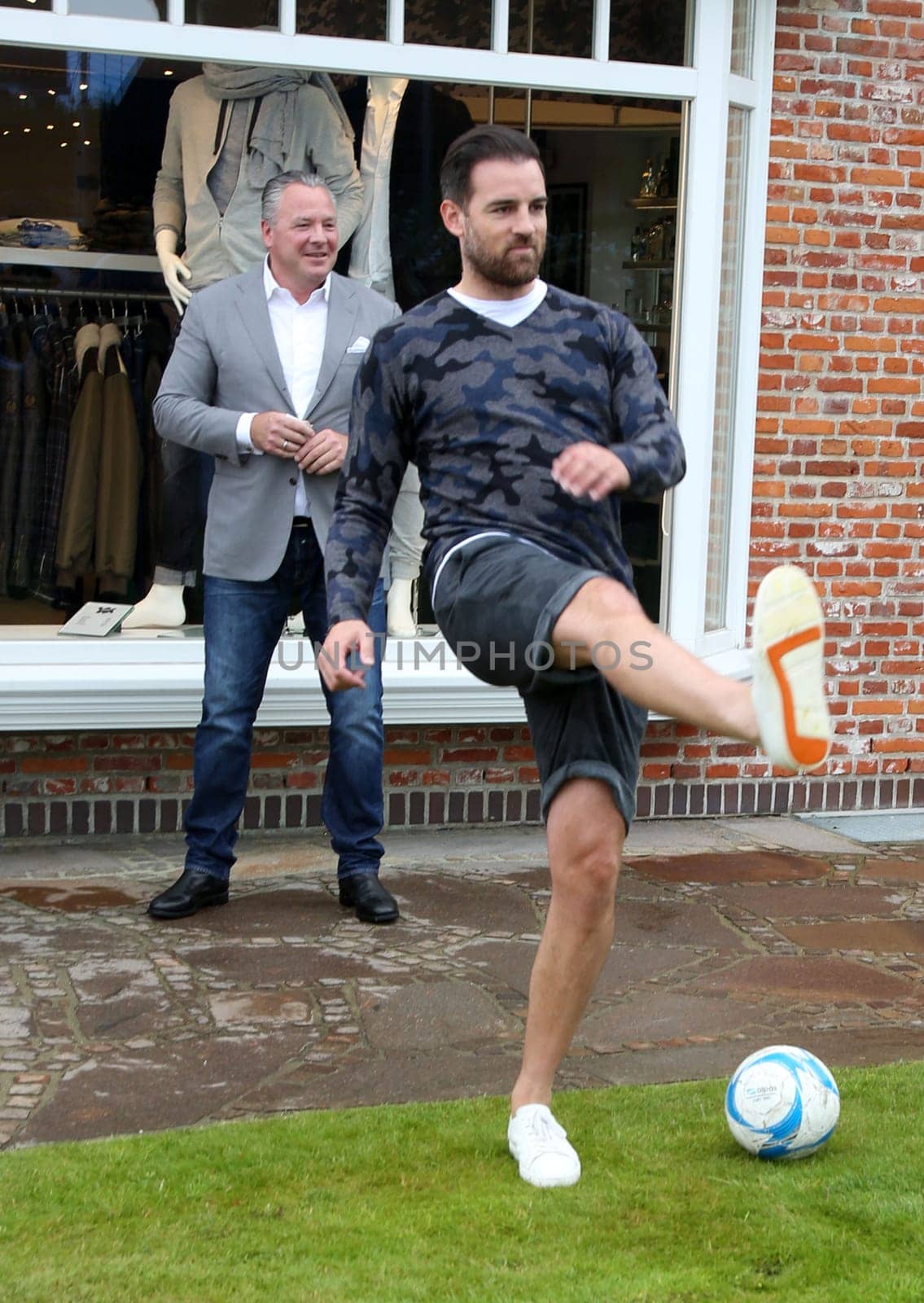 Christoph Metzelder beim Fussball spielen ,.Juvia Men Kollektionspraesentation by Different Fashion mit Charity Fussball  in Kampen auf Sylt