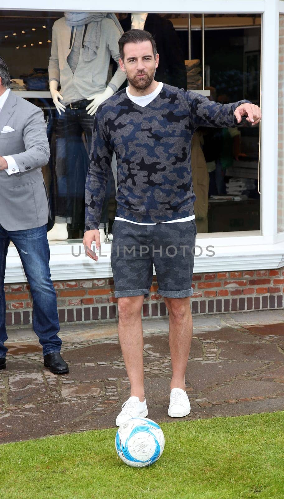 Christoph Metzelder beim Fussball spielen ,.Juvia Men Kollektionspraesentation by Different Fashion mit Charity Fussball  in Kampen auf Sylt