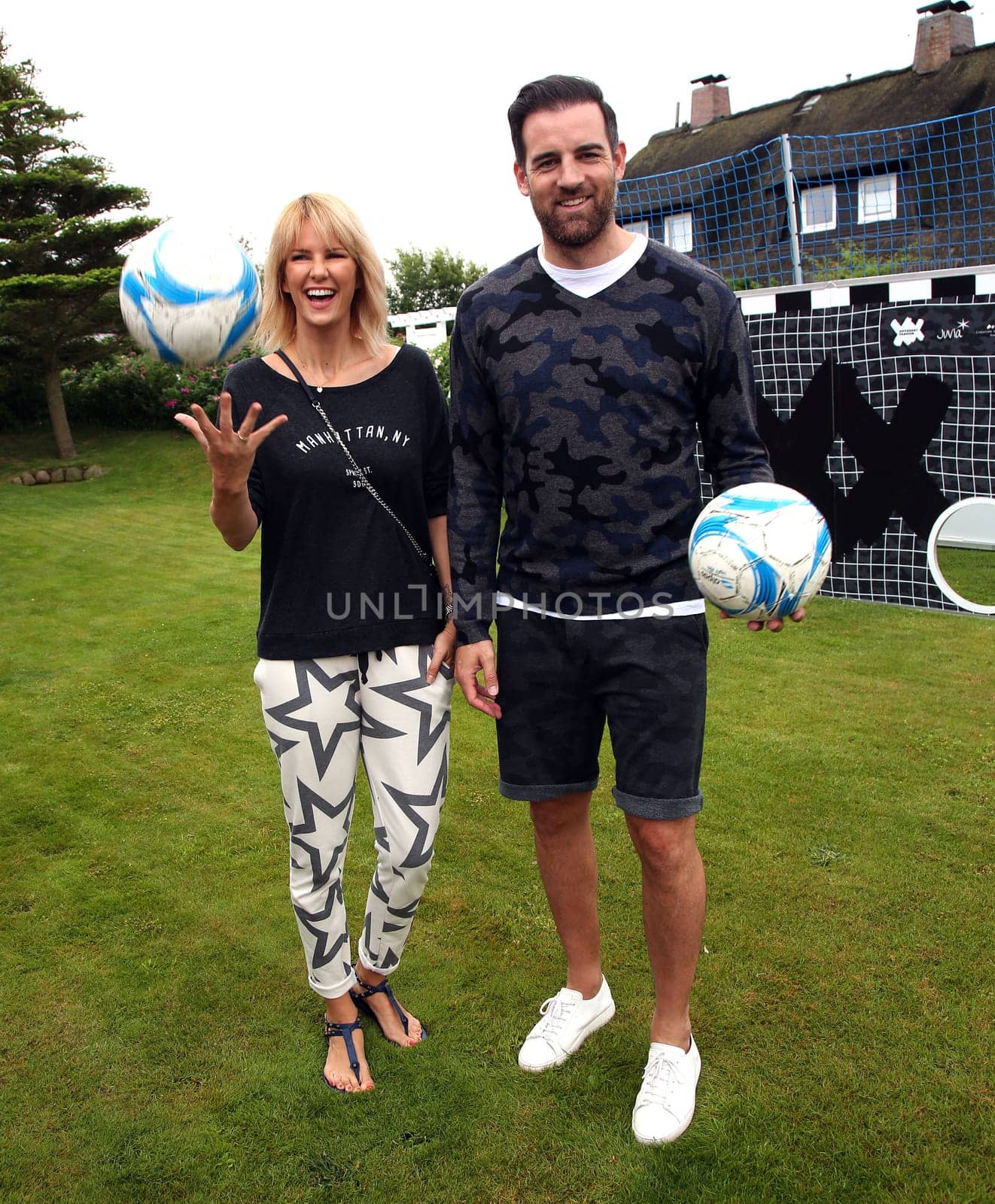 Monica Ivancan und   Christoph Metzelder beim Fussball spielen ,.Juvia Men Kollektionspraesentation by Different Fashion mit Charity Fussball  in Kampen auf Sylt