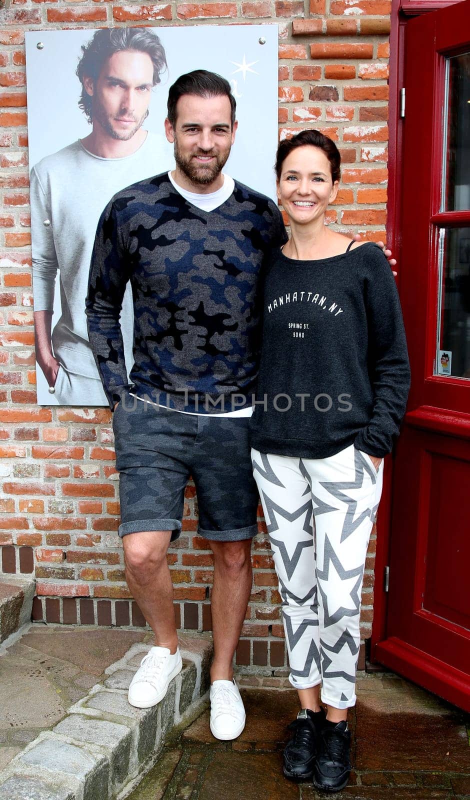 Christoph Metzekder  und Judith Dommermuth ,.Juvia Men Kollektionspraesentation by Different Fashion mit Charity Fussball  in Kampen auf Sylt