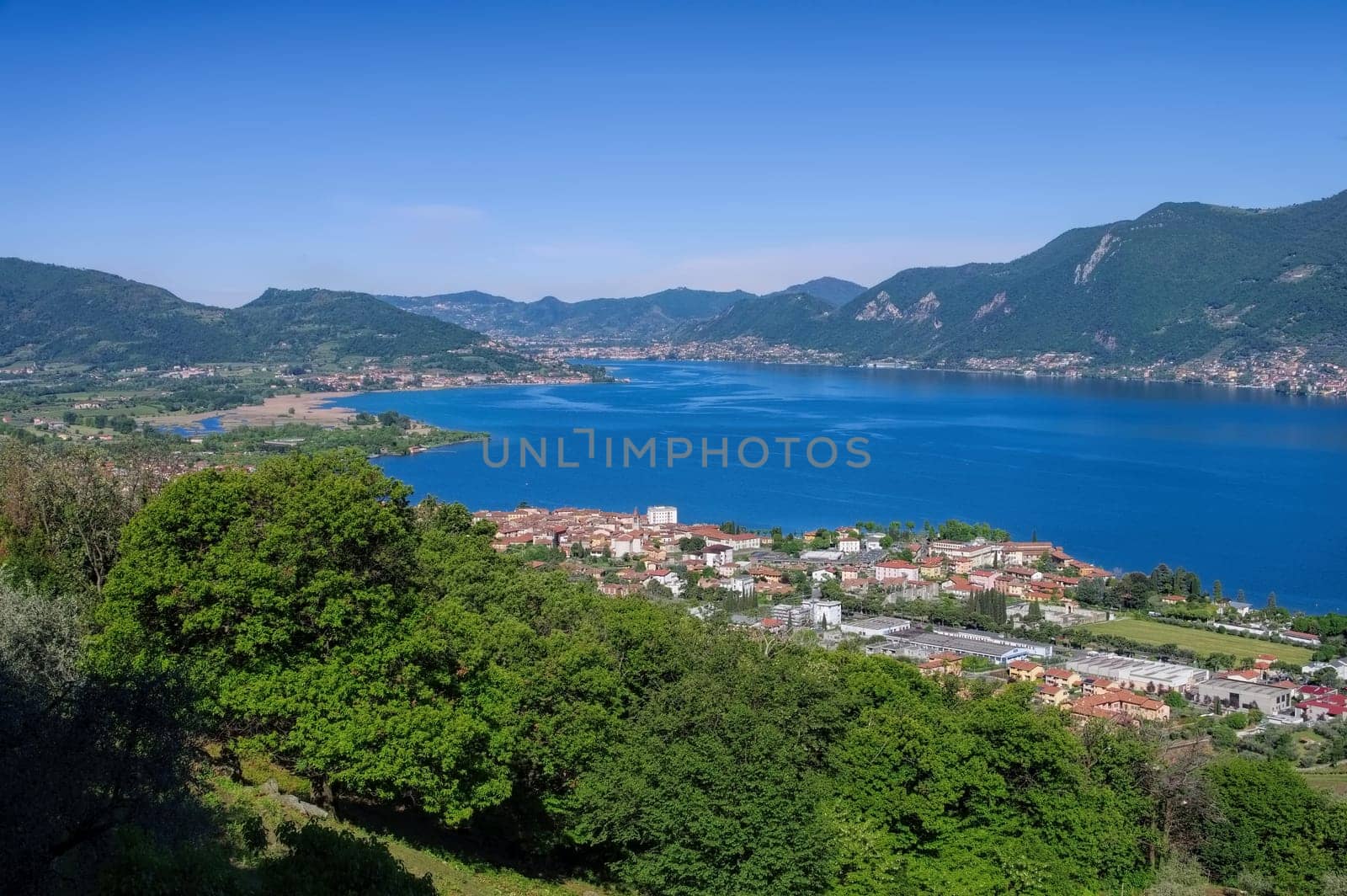 Iseo am Iseosee in Oberitalien - town Iseo on Iseo lake in Alps,Lombardy in northern Italy