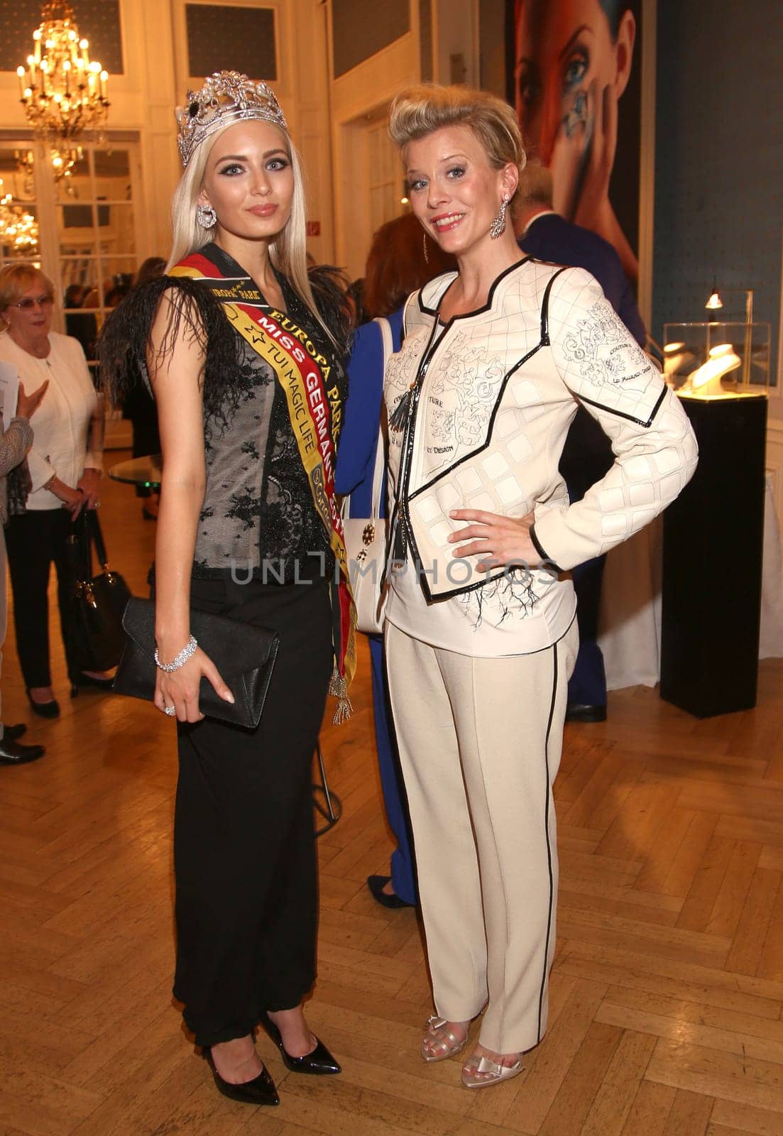 Soraya Kohlmann und Eva Habermann  bei der  Liz Malraux Modenschau Winter 2017 im Hotel Atlantic, Hamburg