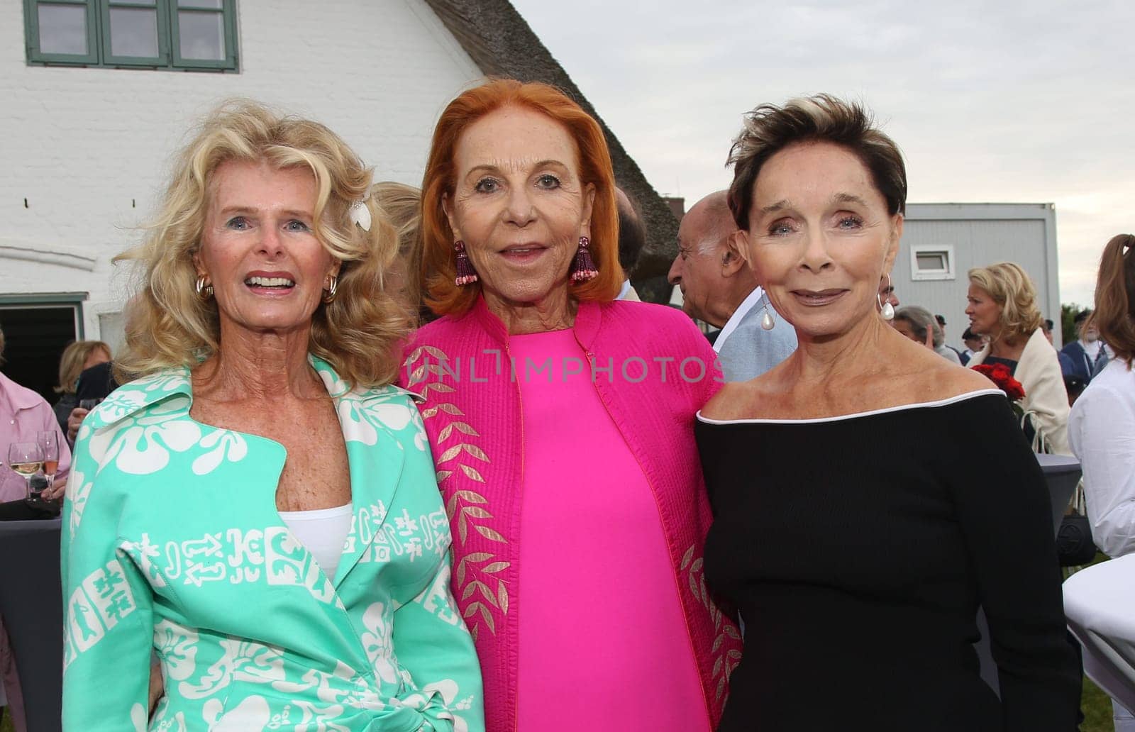 Chippi Klindworth ,Heike Jahr and Monika Peitsch,. Manfred Baumann invited to the yearly crab dinner in his house in Morsum - Sylt