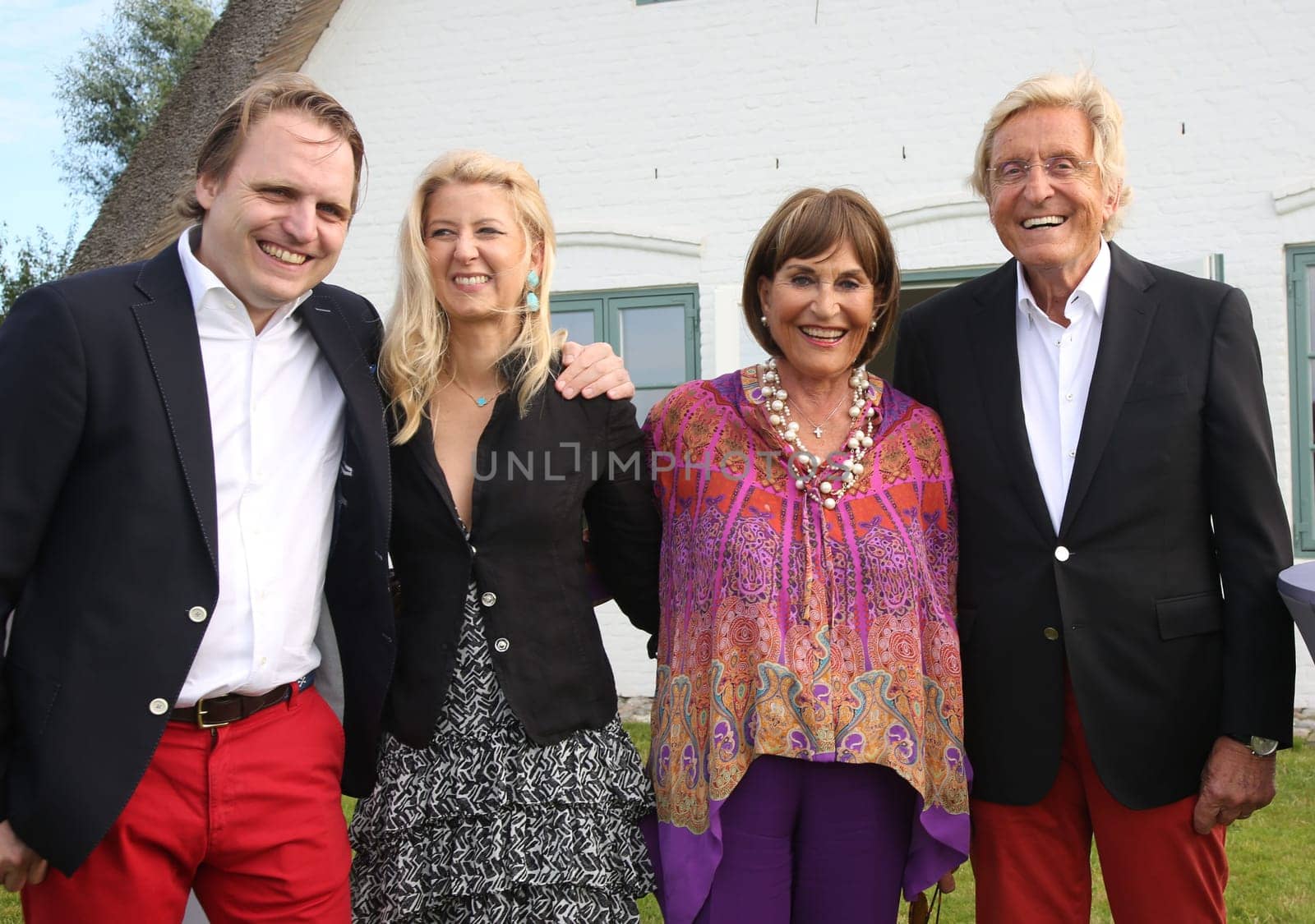 Manfred Baumann (r.) and Mrs. Katharina with son Maximilian Baumann (left) and Kathi Ehrengruber,. Manfred Baumann invited to the yearly crab dinner in his house in Morsum - Sylt