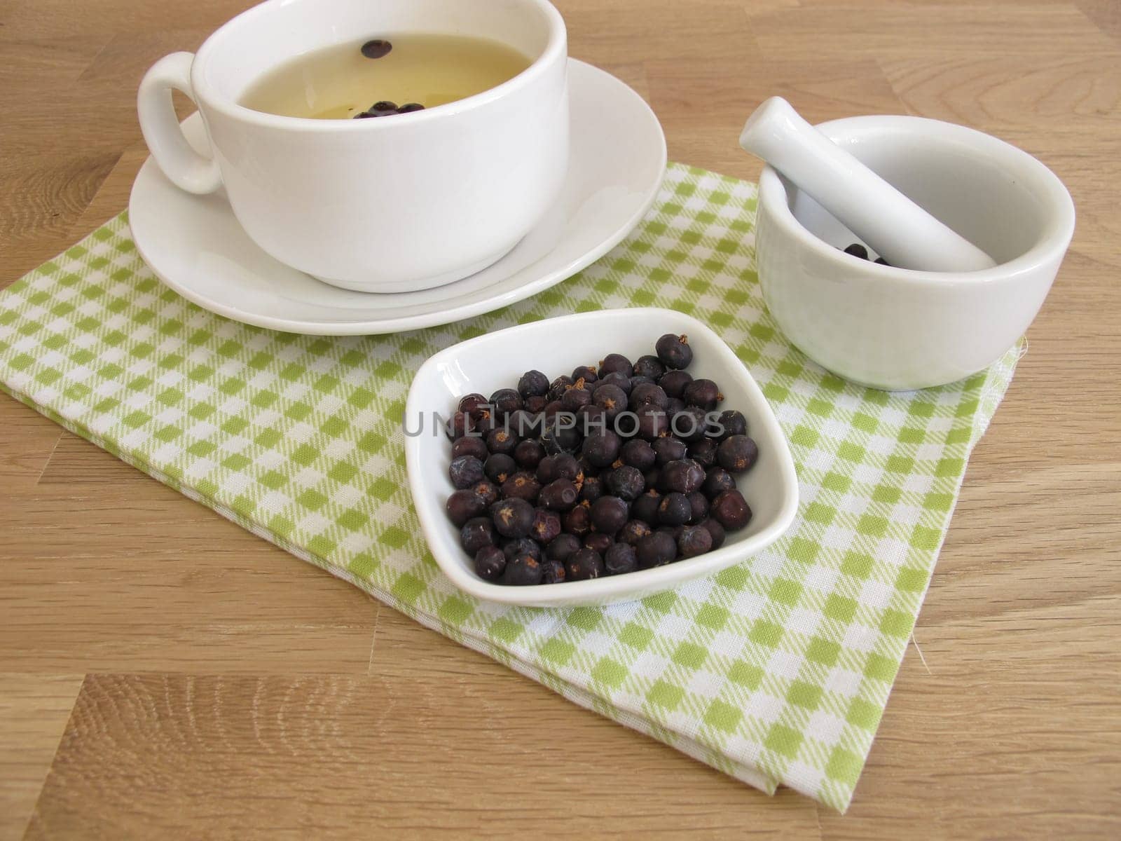 Juniper tinge and dried juniper berries