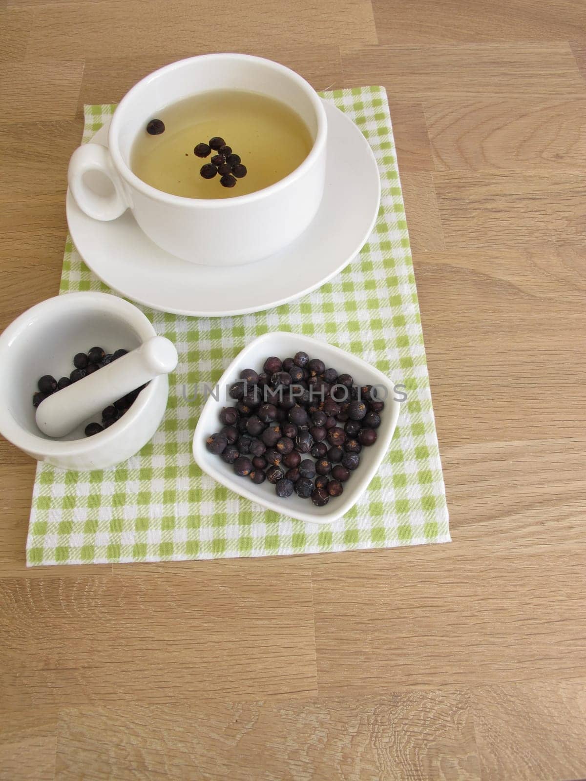 Juniper tinge and dried juniper berries