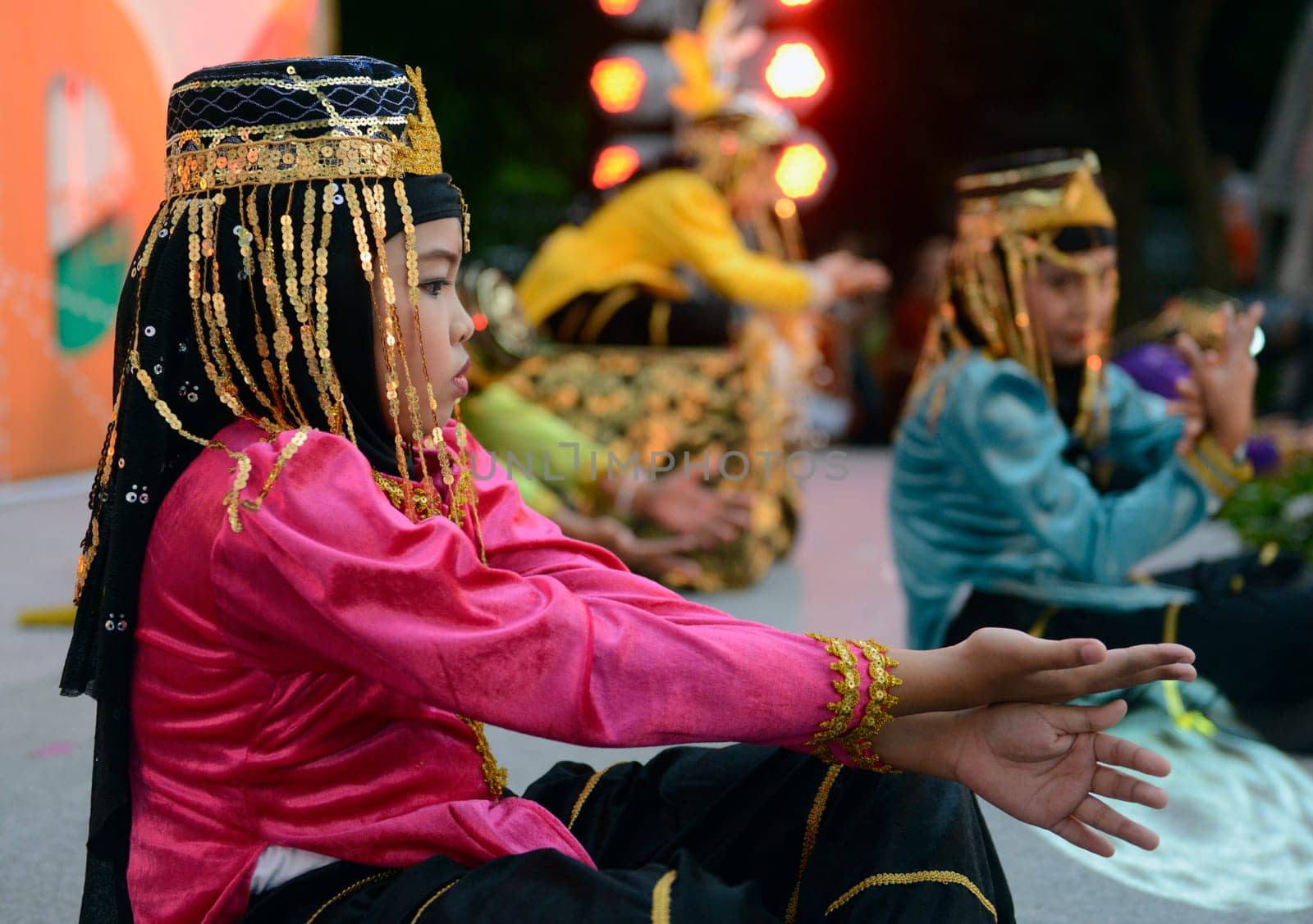 Kinder bei einem traditionellen Konzert im Santichaiprakan Park am Mae Nam Chao Phraya in der Hauptstadt Bangkok von Thailand in Suedostasien.