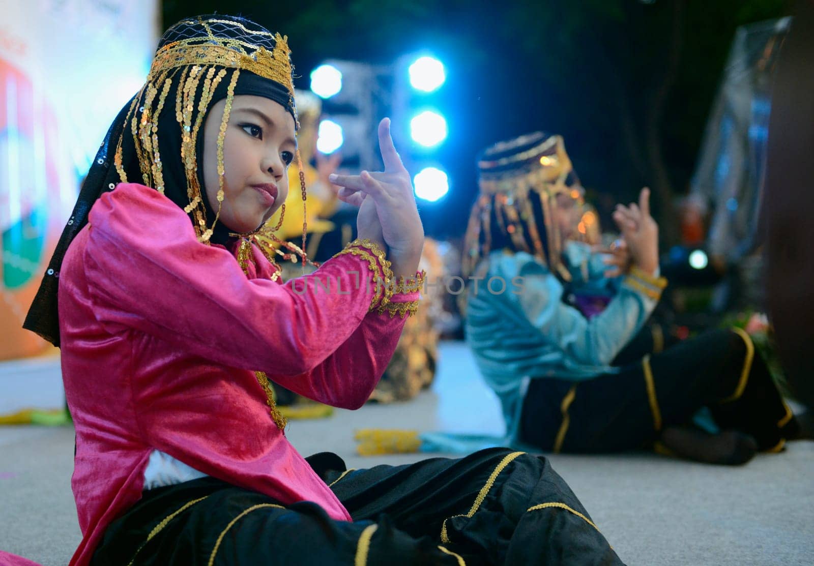 Kinder bei einem traditionellen Konzert im Santichaiprakan Park am Mae Nam Chao Phraya in der Hauptstadt Bangkok von Thailand in Suedostasien.