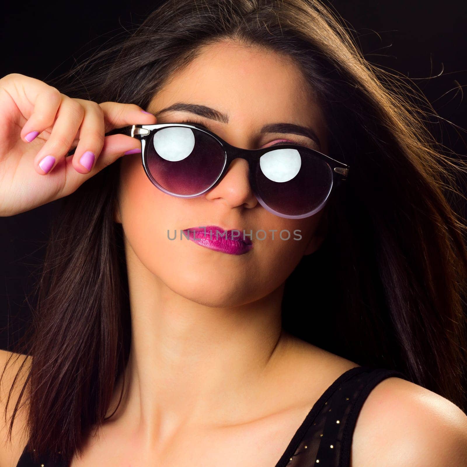 Fashion portrait about a pretty young woman with sunglasses.
