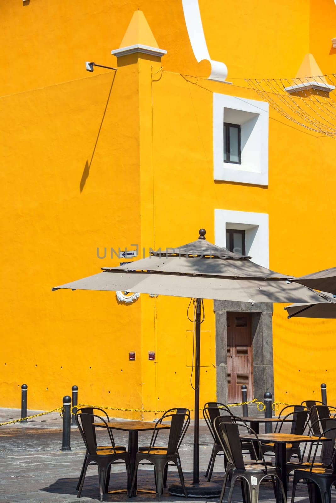 Outdoor seating with a historic colonial theater in the background in Puebla, Mexico