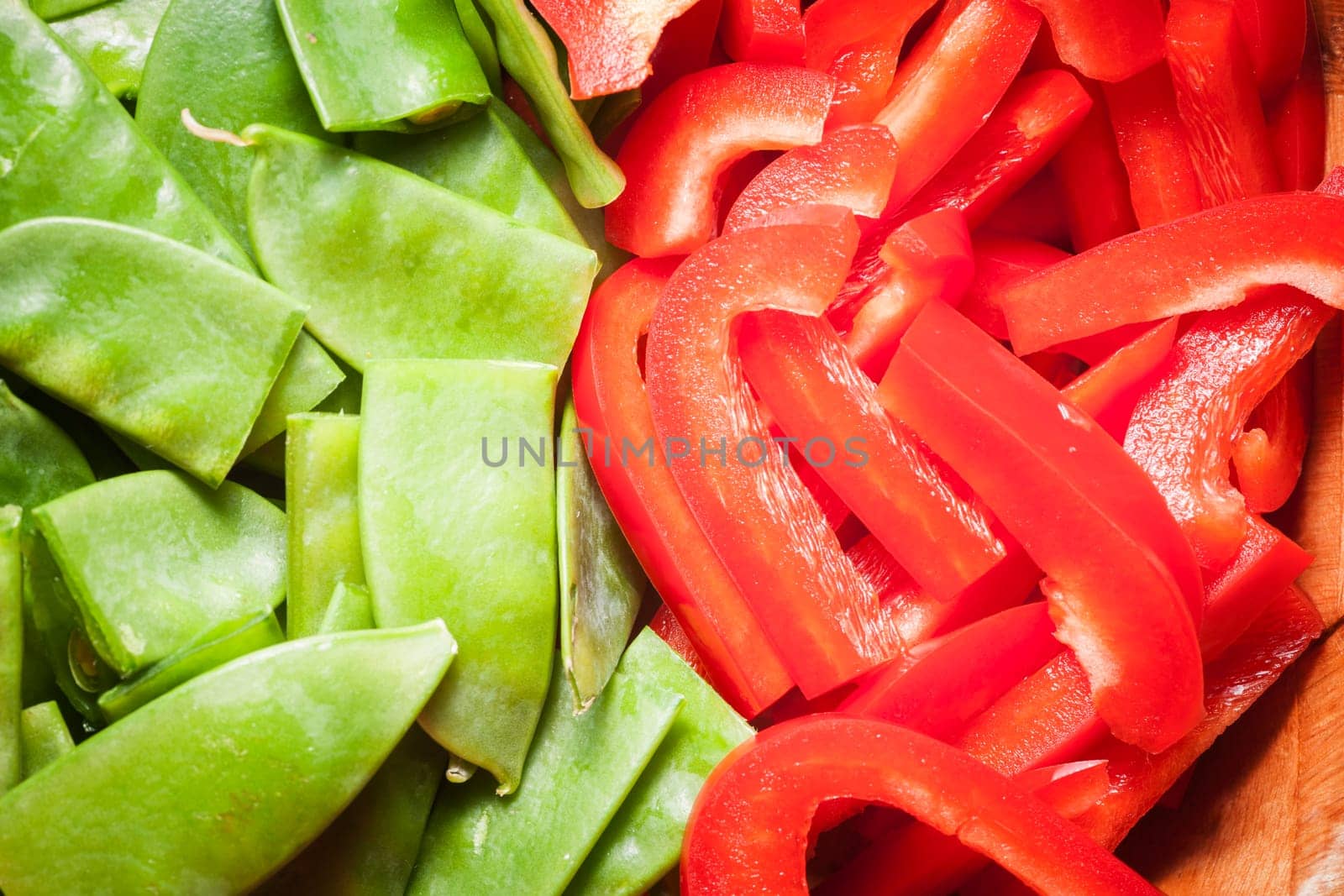 Format-filling top view for the further processing of crushed red peppers and green flat pods.
