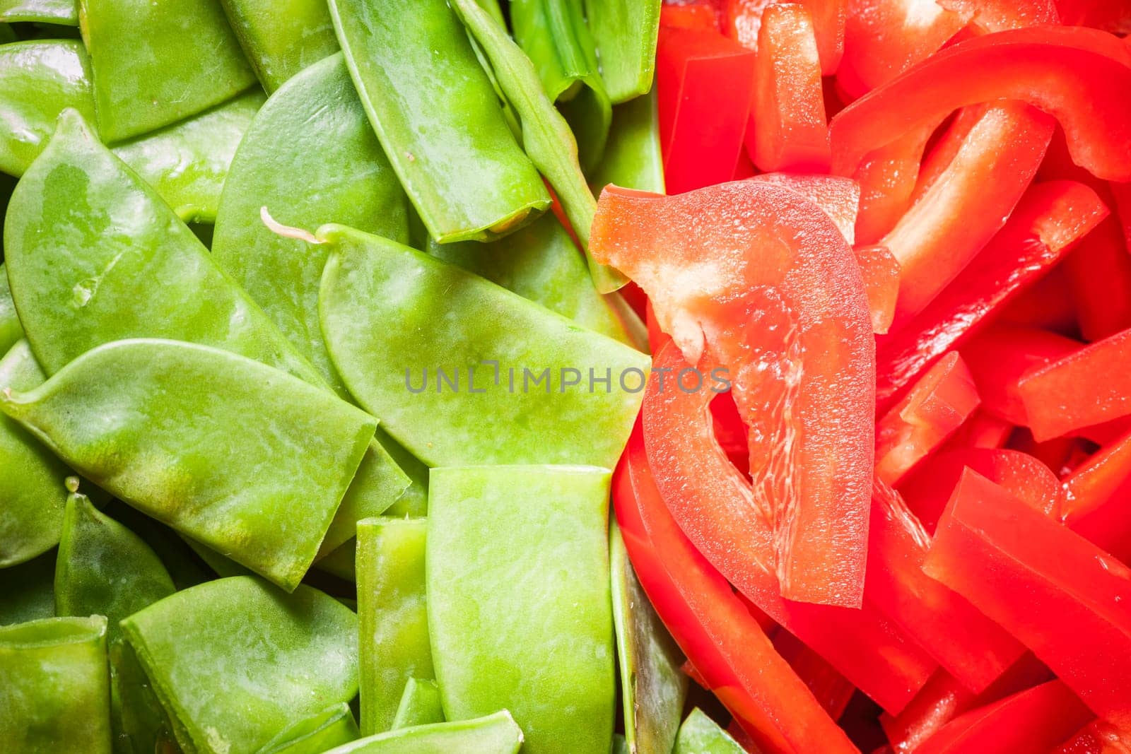Format-filling top view for the further processing of crushed red peppers and green flat pods.
