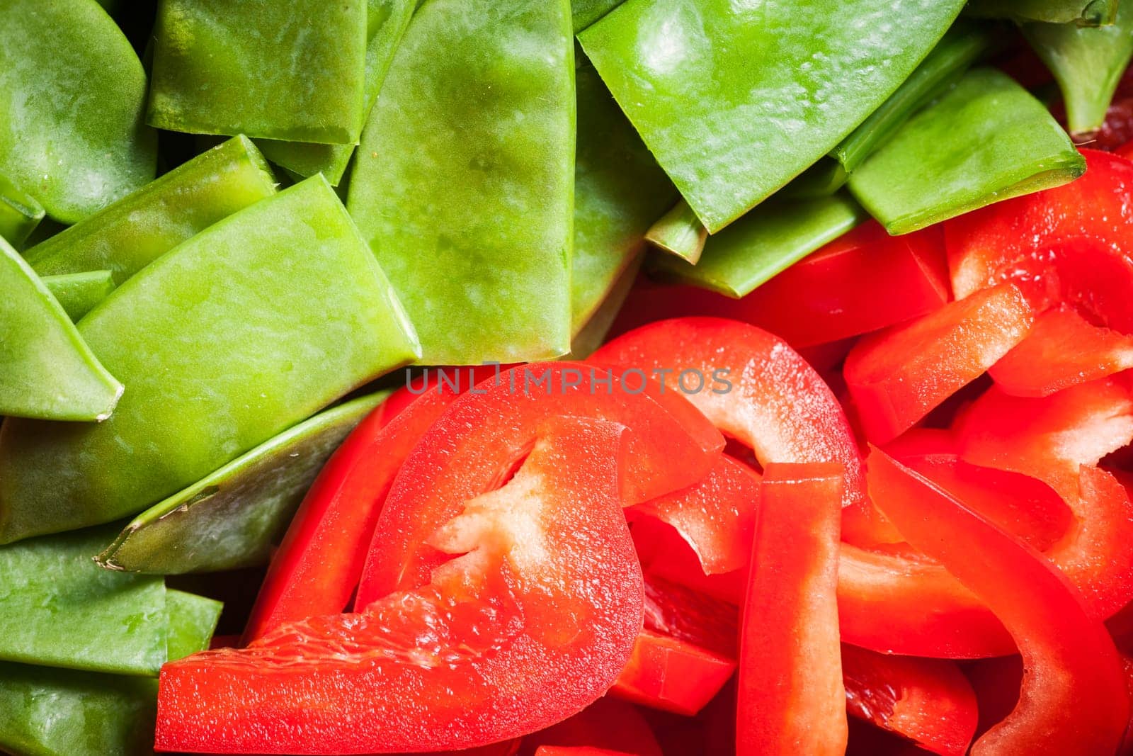 Format-filling top view for the further processing of crushed red peppers and green flat pods.