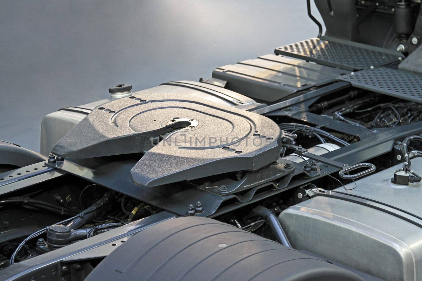 Truck and lorry connection plate for semi rig