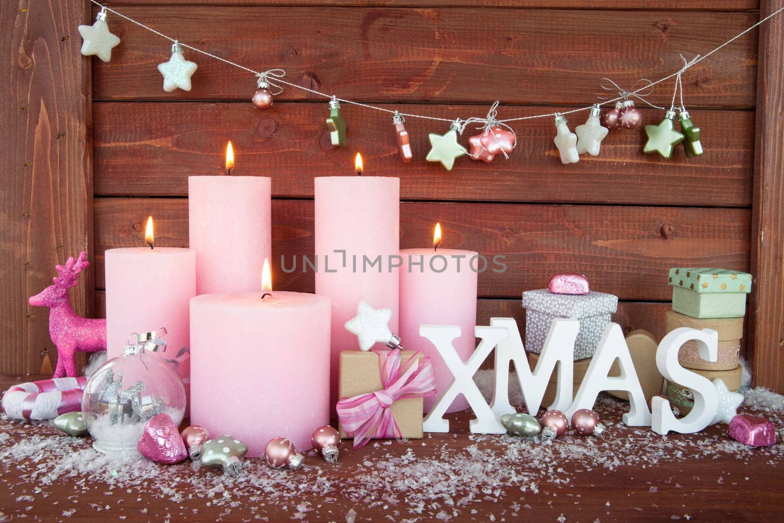 Froehliche decoration with candles for Christmas