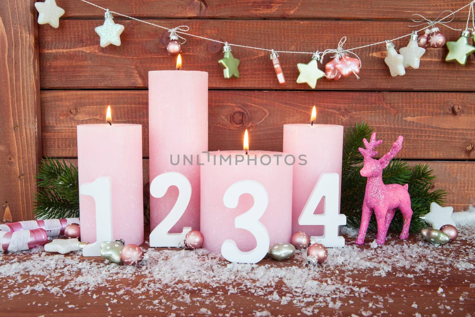 Froehliche decoration with candles for Christmas