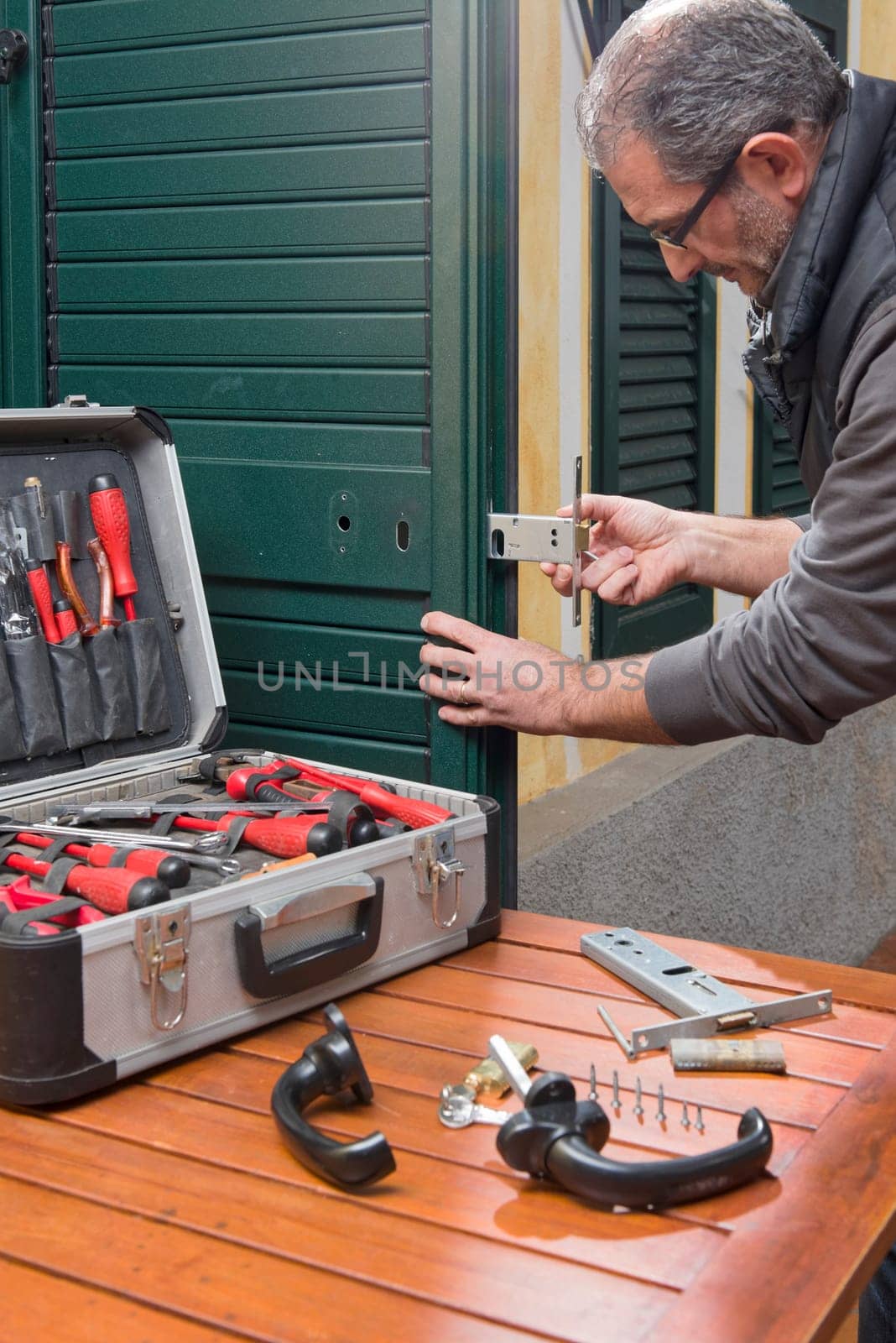 Locksmith repair a door lock replaces the lock and fixes the screws.