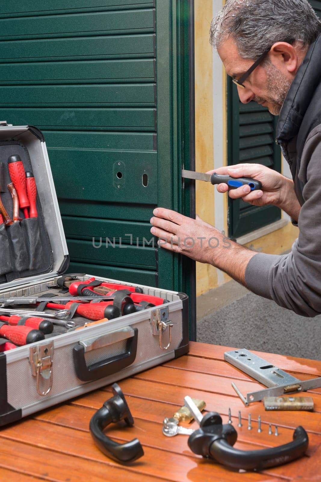 Locksmith repair a door lock replaces the lock and fixes the screws.