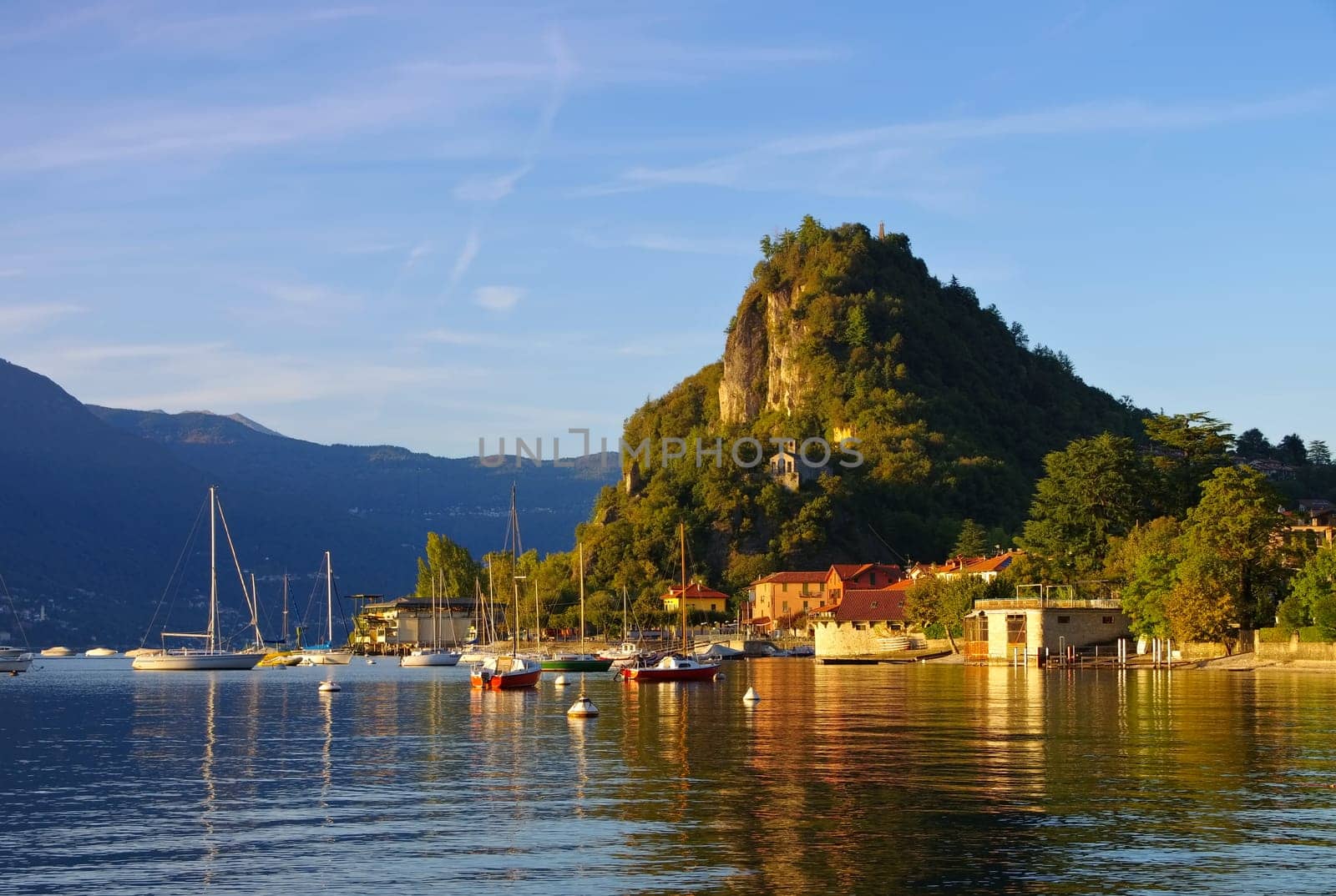 Castelveccana am Lago Maggiore - Castelveccana on lake Lago Maggiore in northern Italy