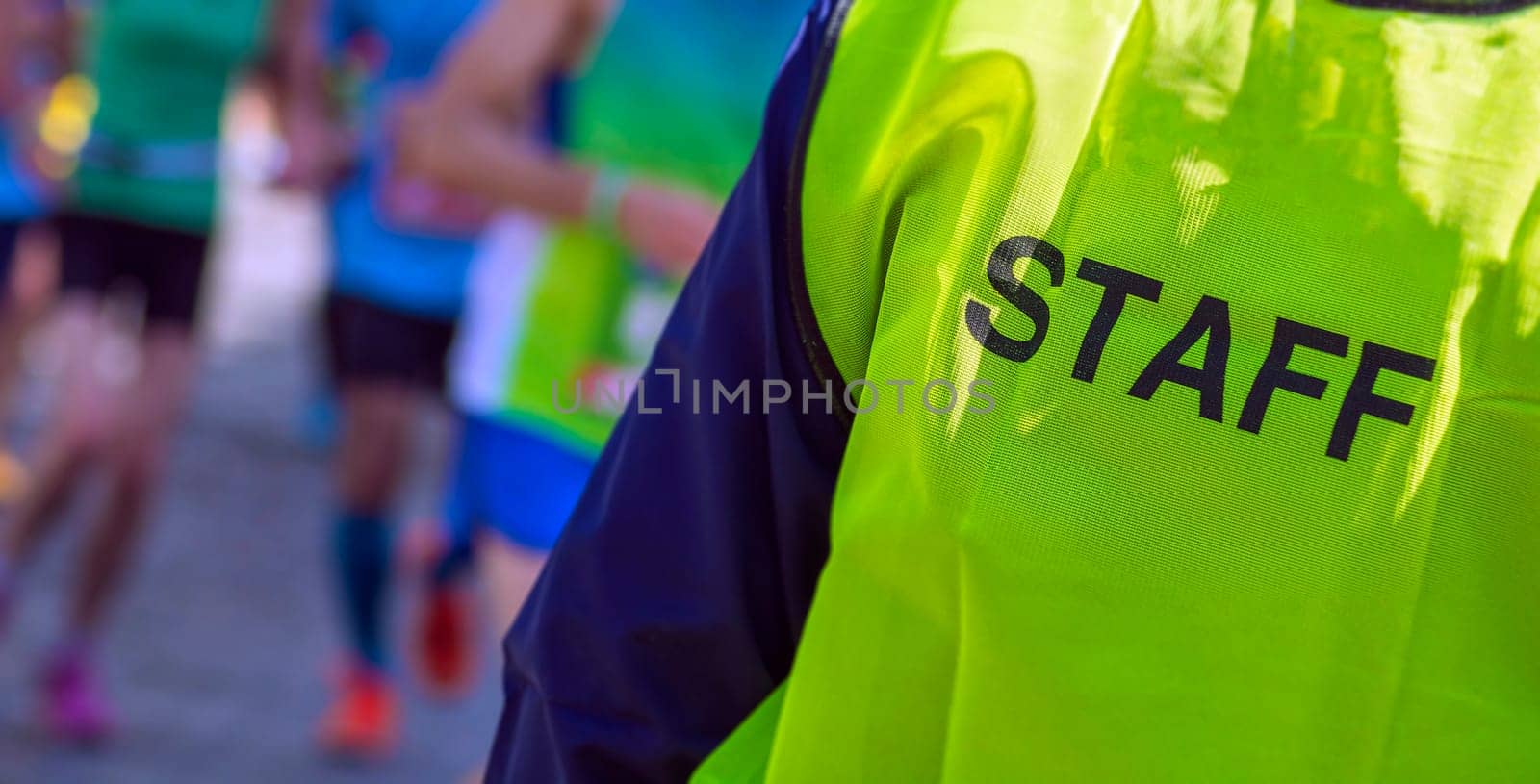 yellow bib staff service working during a marathon