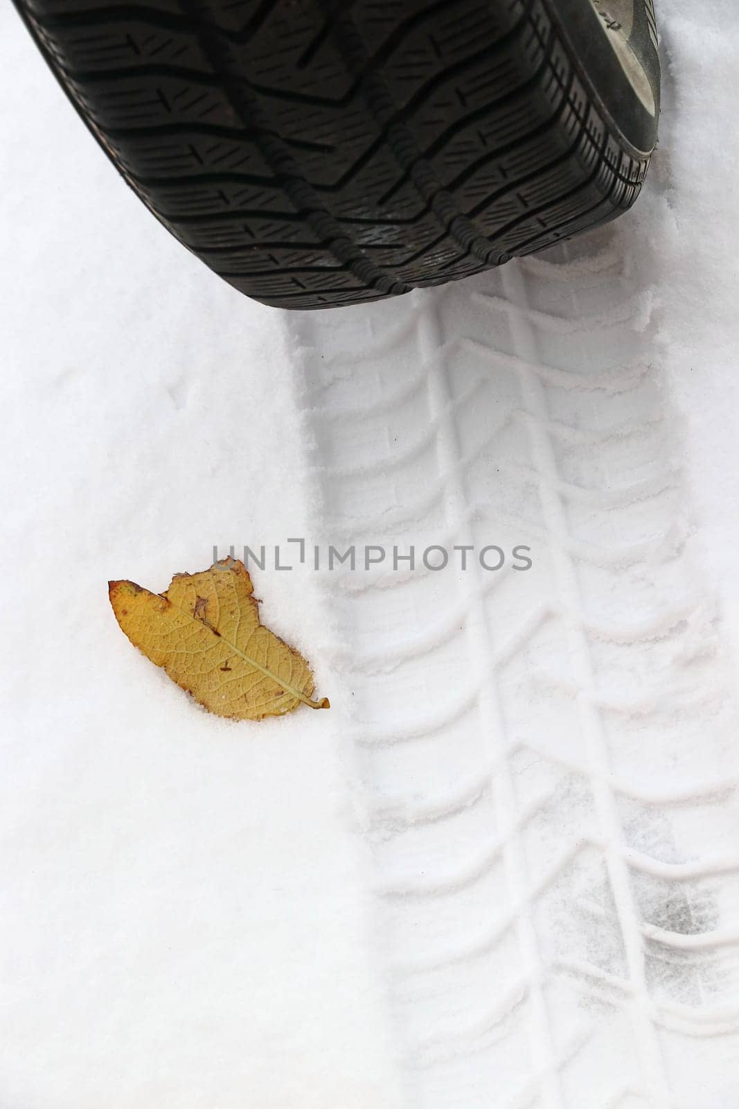 Good winter tyres for autumn and winter are important. Winter tyres for snow