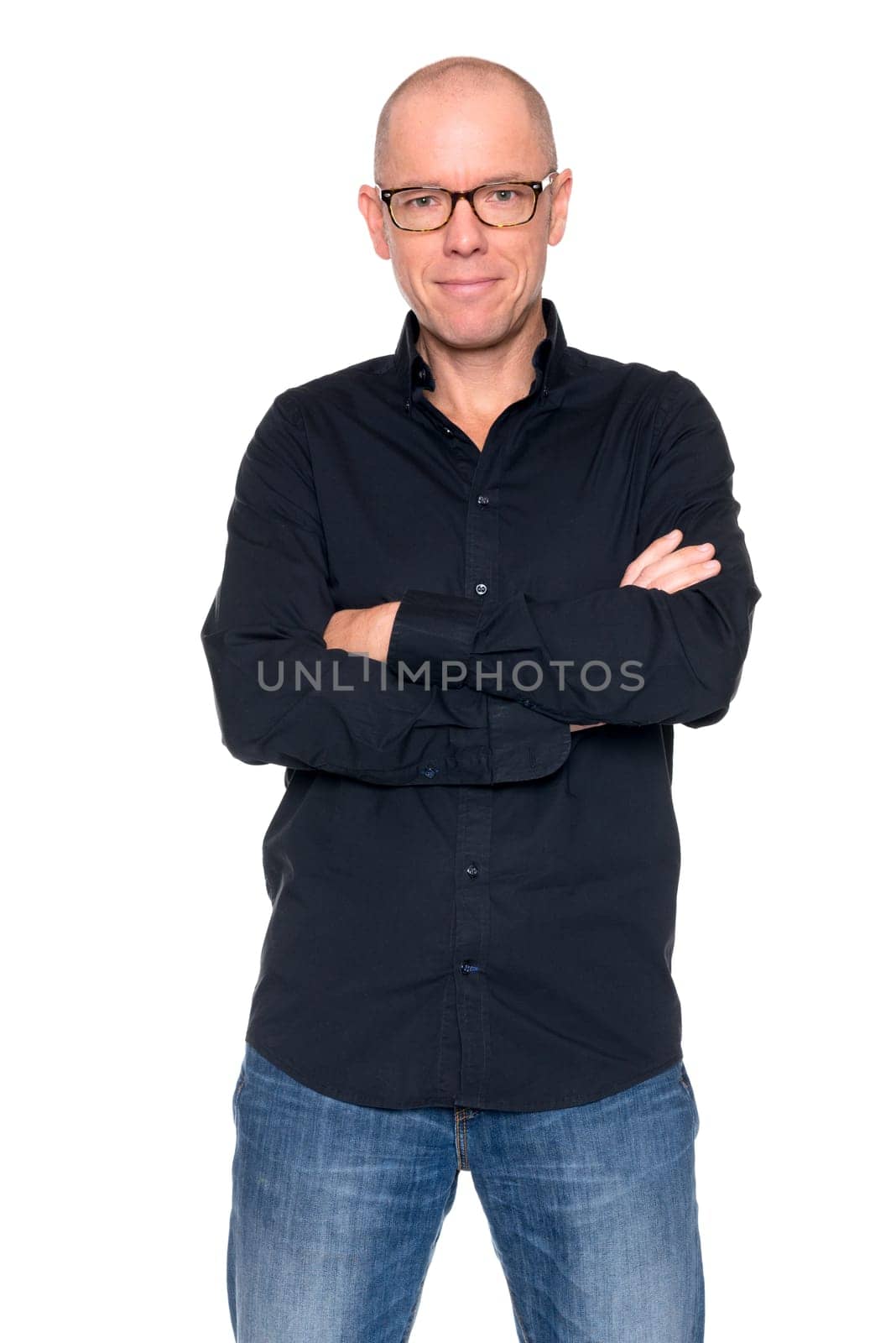 Studio recording of a man with crossed arms against a white background