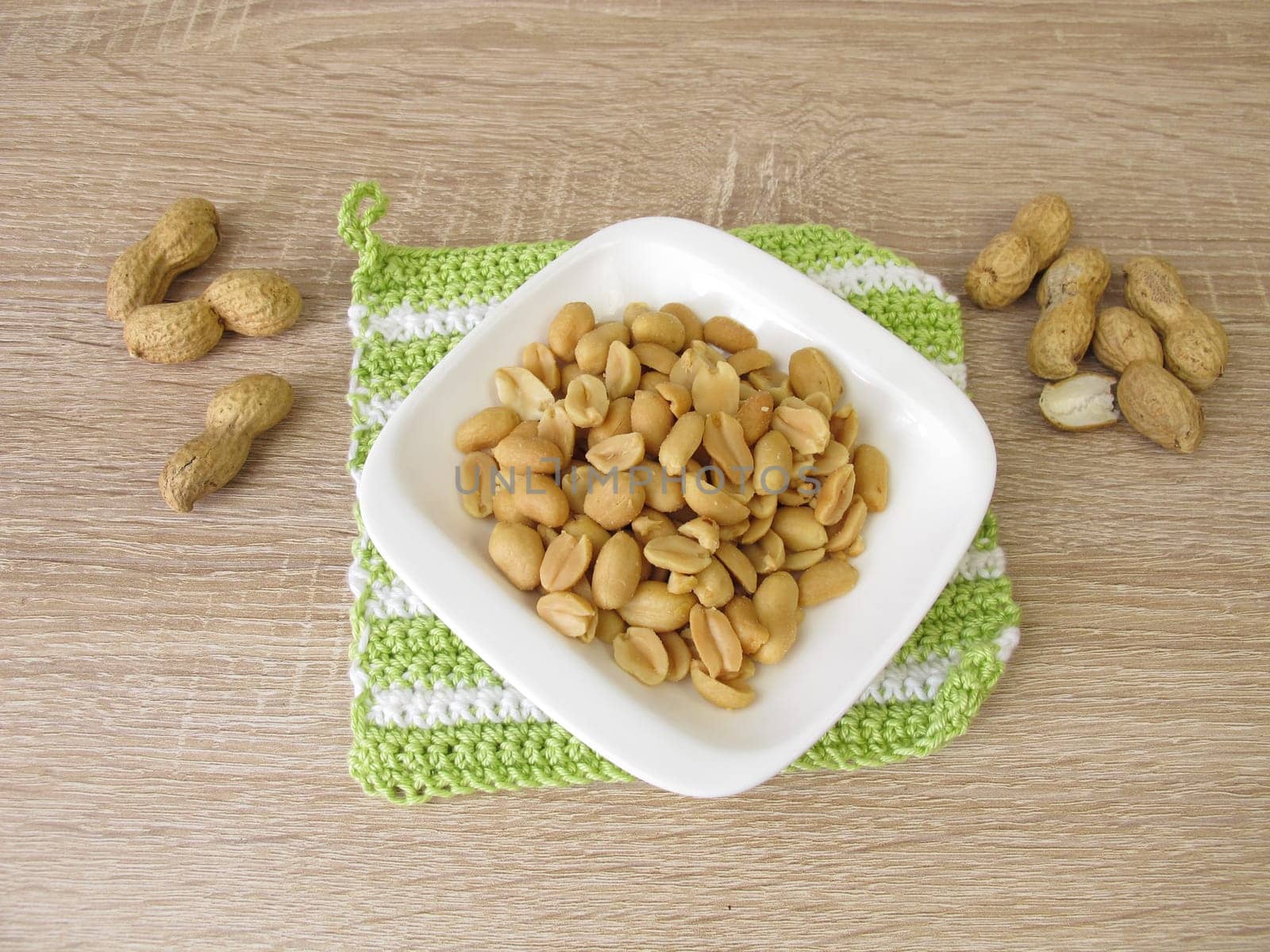 Roasted peanuts with salt