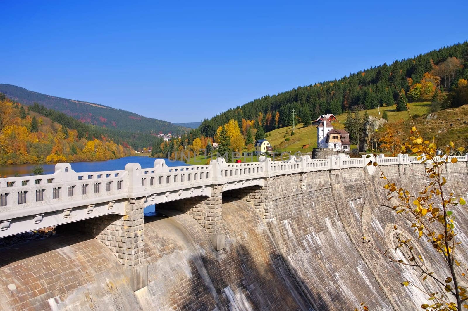 Spindlermuehle im Riesengebirge Stausee - Spindleruv Mly in Giant Mountains,artificial lake in Bohemia