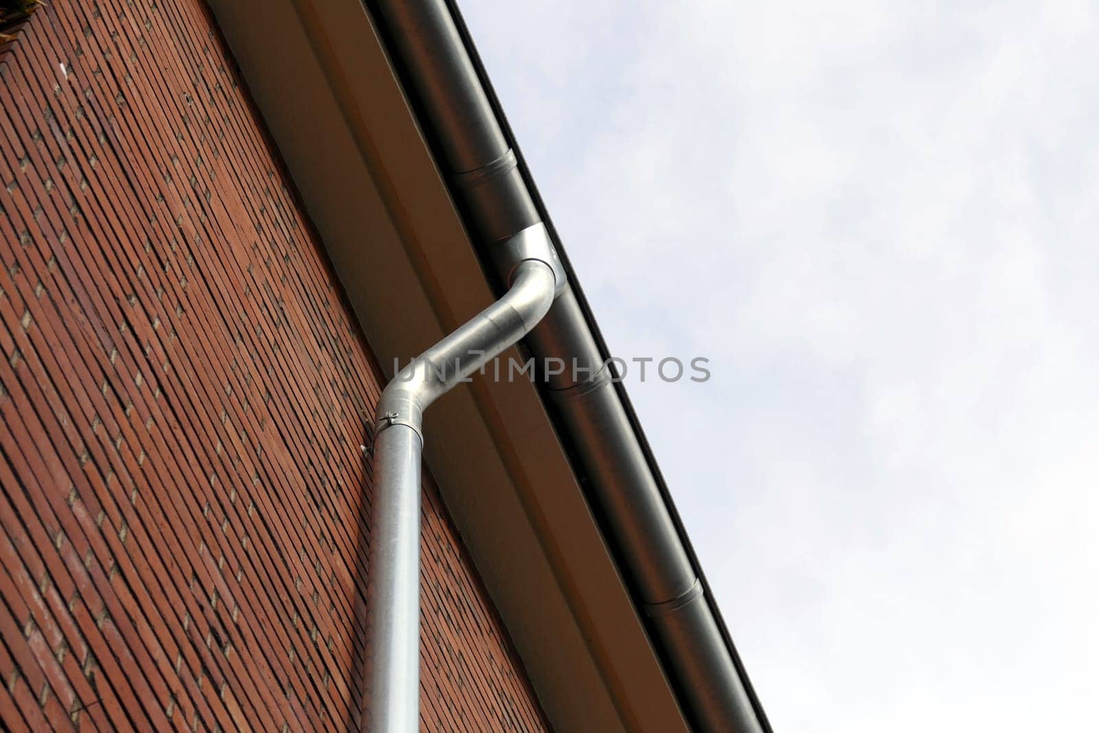 Rain gutter with downpipe