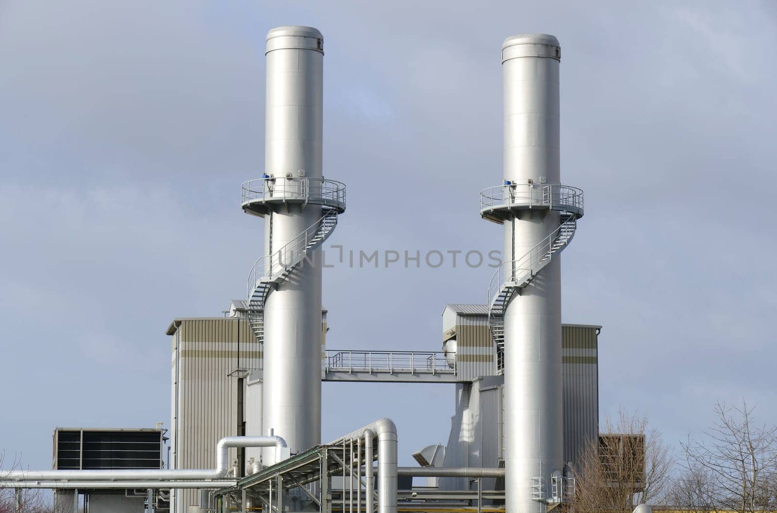Gas-fired power plant with two chimneys