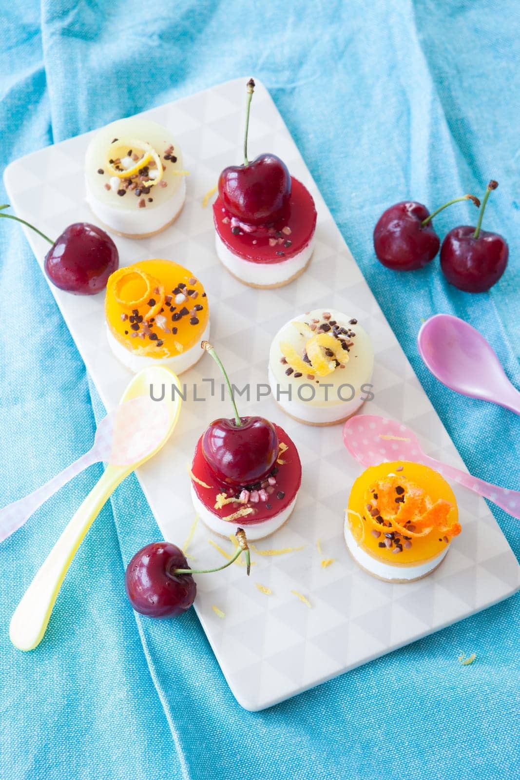 Small toertchen,cheese cake with jelly and fruit