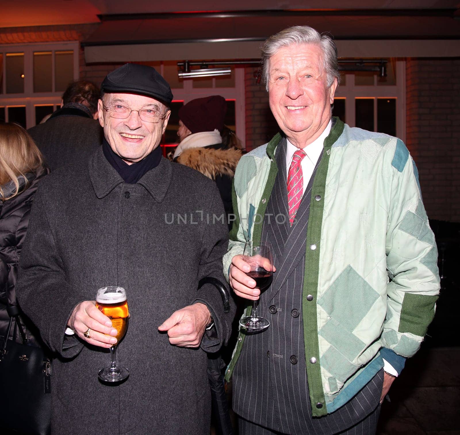 Dr. Hans-Jochen Jaschke ( Auxiliary Bishop ) Albert Darboven ,. For the eighth time,the Grand Elysee Hamburg is hosting the traditional New Year's reception under the canopy of the Block family at the beginning of the new year. Uncomplicated,sociable - just different,this annual event in Hamburg on 04.01.2018 presents itself.