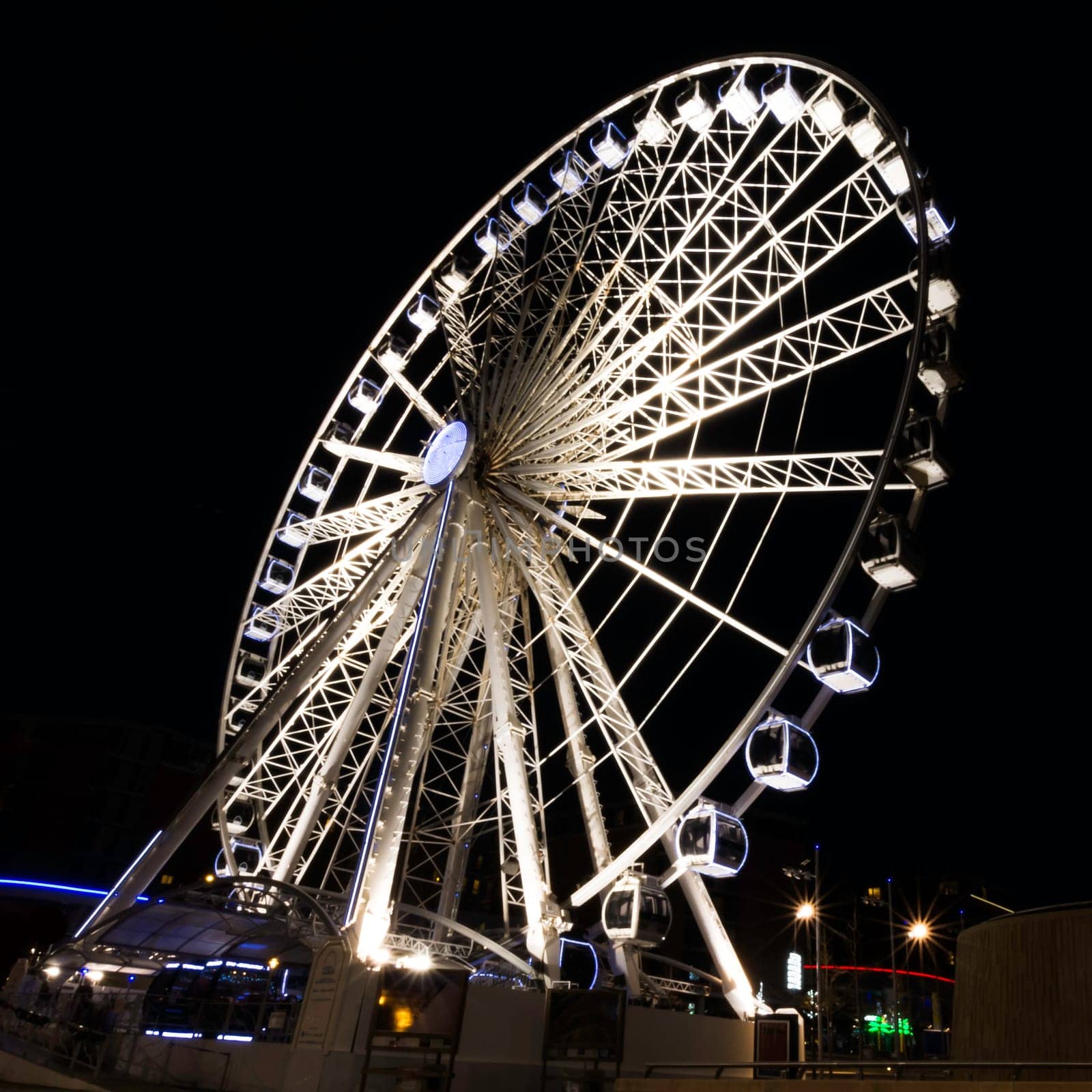 The Echo Wheel of Liverpool / Liverpool Eye by night - Keel Wharf waterfront of the River Mersey, Liverpool, United Kingdom on 26th December 2017