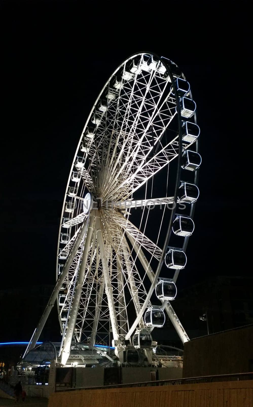 The Echo Wheel of Liverpool / Liverpool Eye by night - Keel Wharf waterfront of the River Mersey, Liverpool, United Kingdom on 26th December 2017