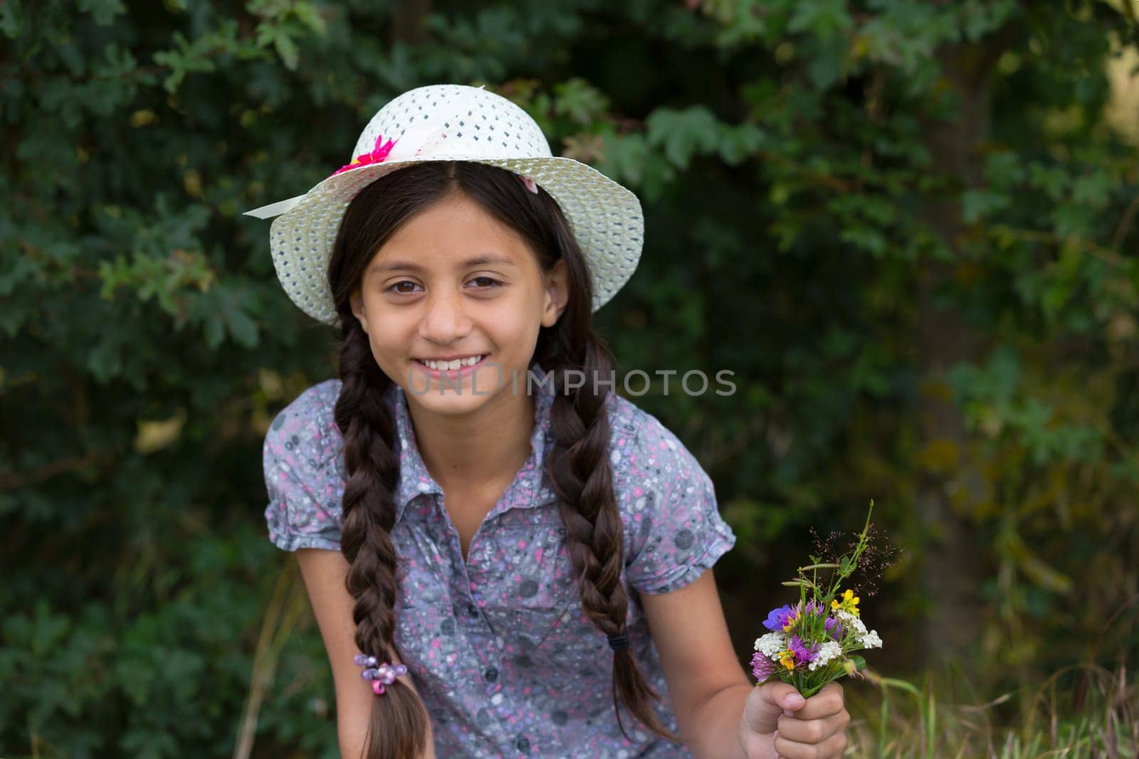Maedchen with straw hat and bouquet of flowers