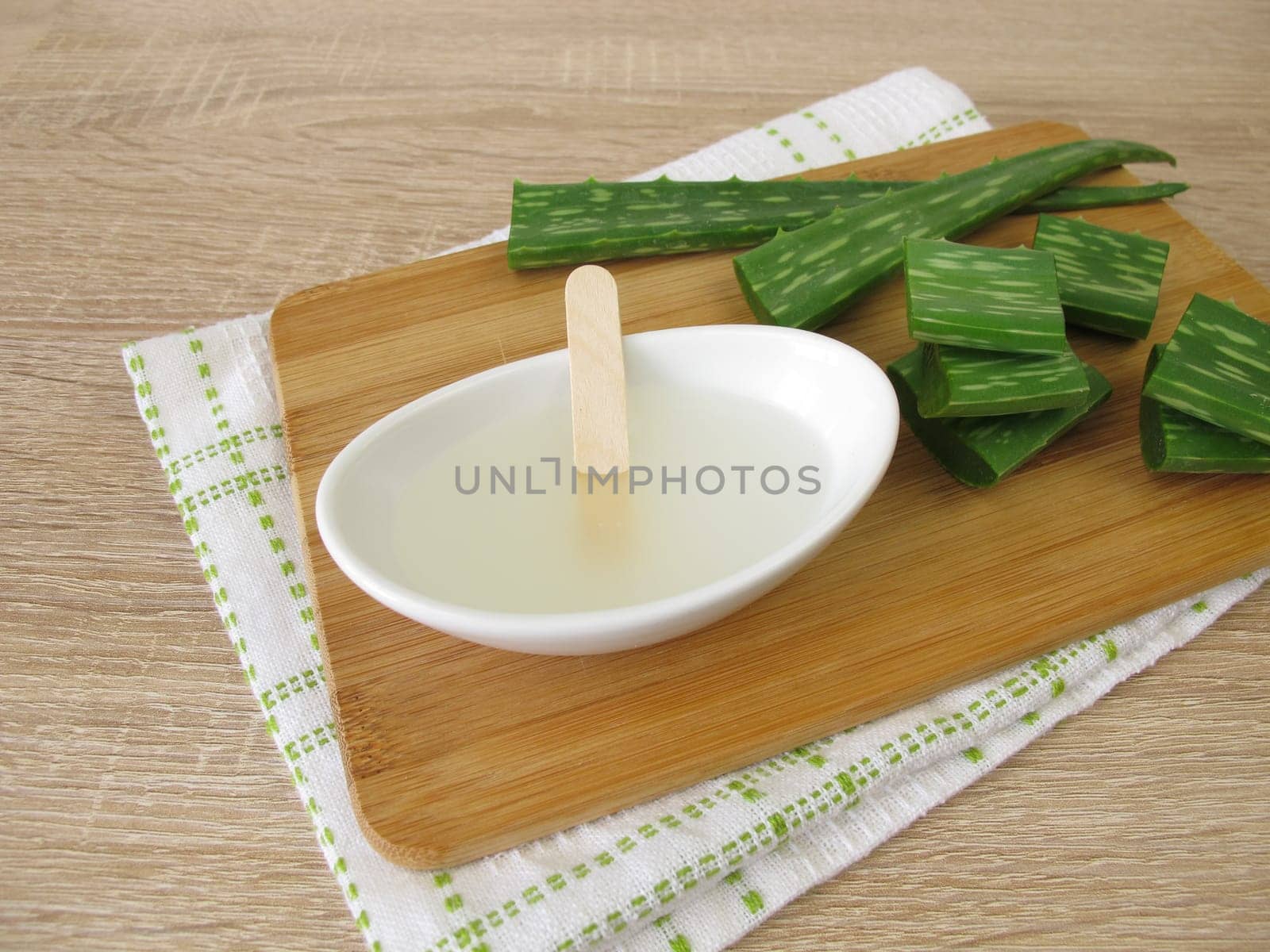 Aloe vera leaves and aloe vera gel in a bowl