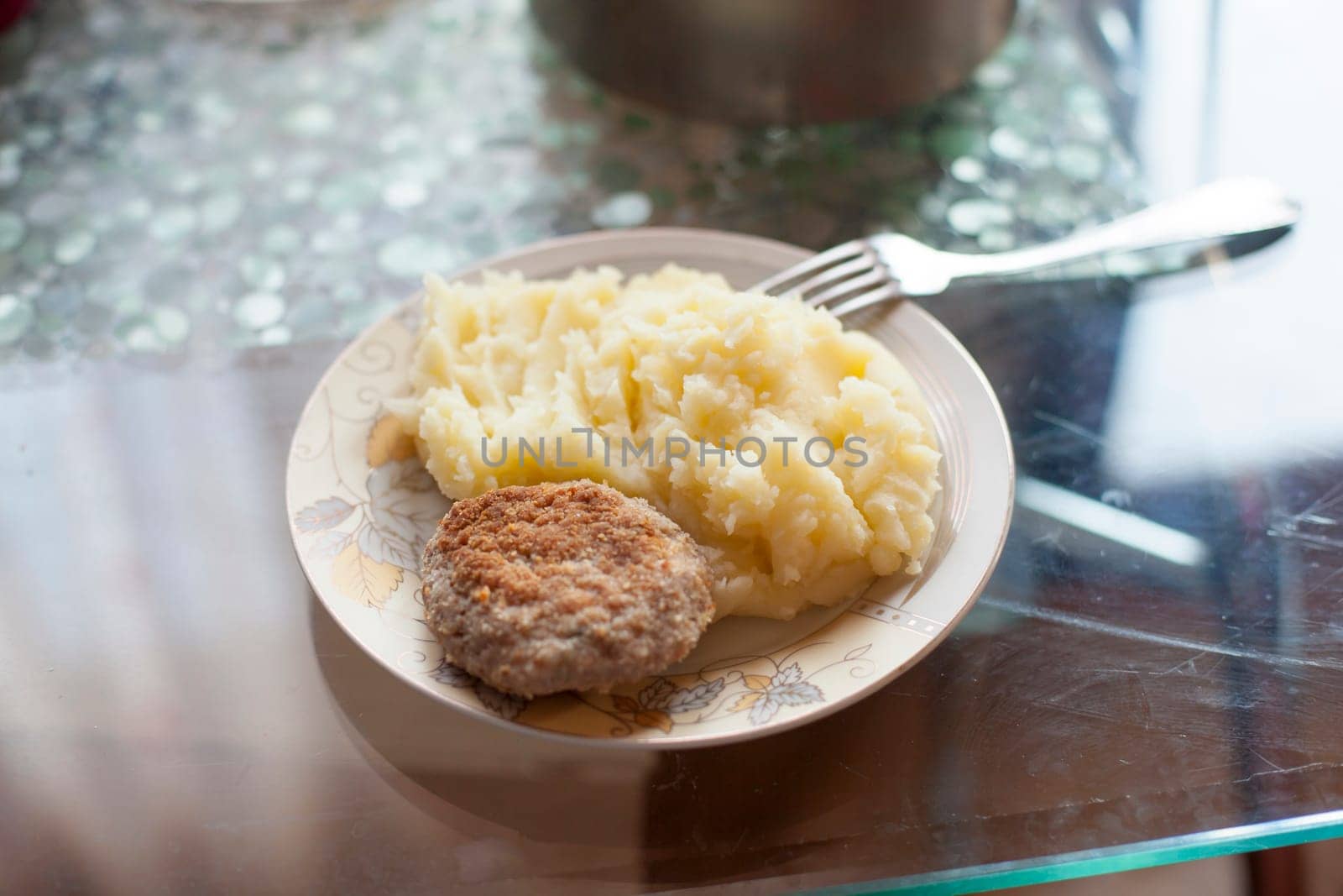 Meat pattie with potato puree