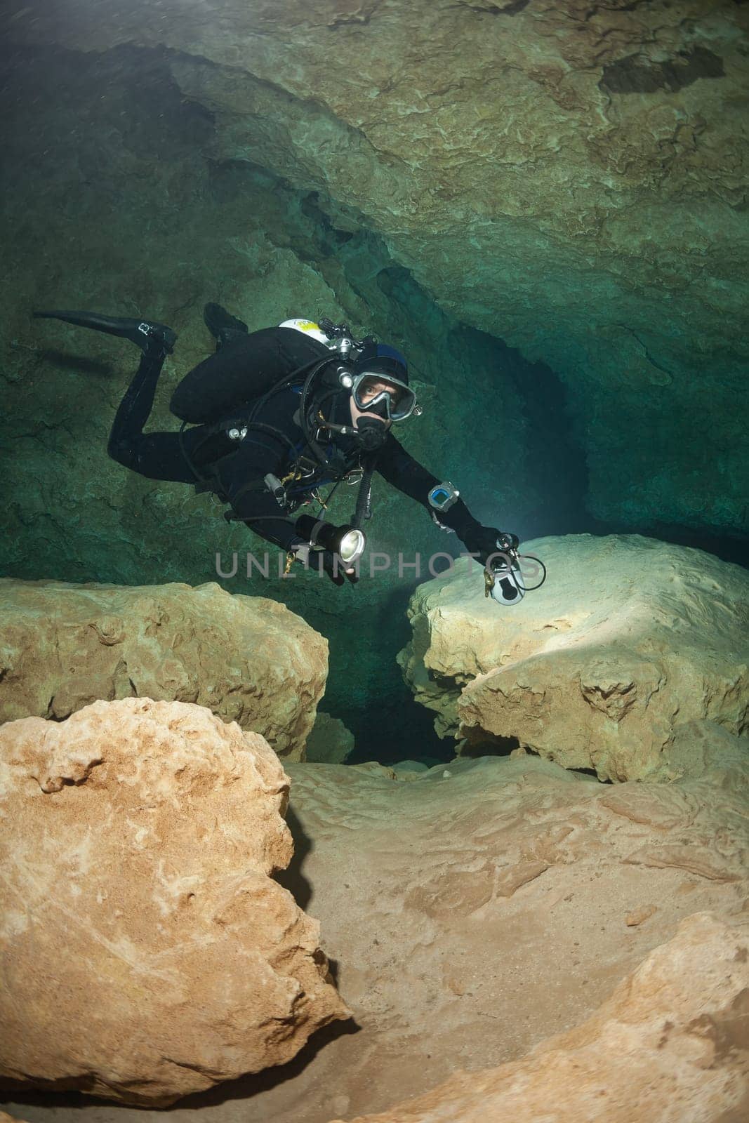 divers underwater caves diving Florida Jackson Blue cave USA