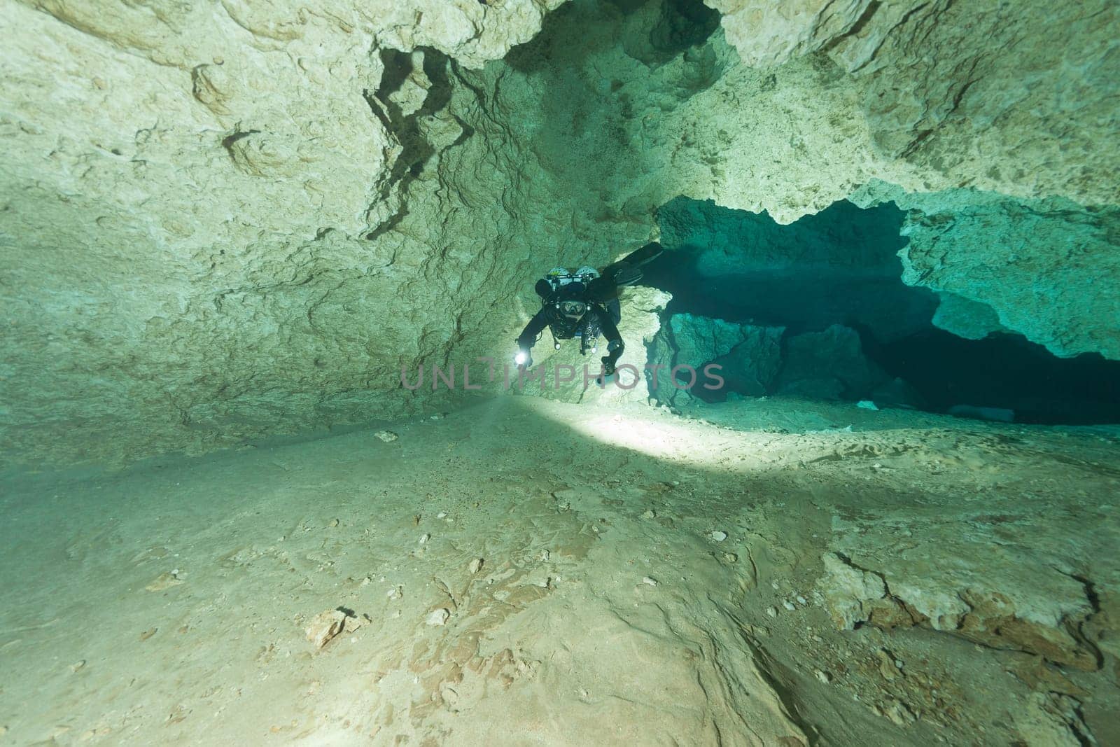 divers underwater caves diving Florida Jackson Blue cave USA